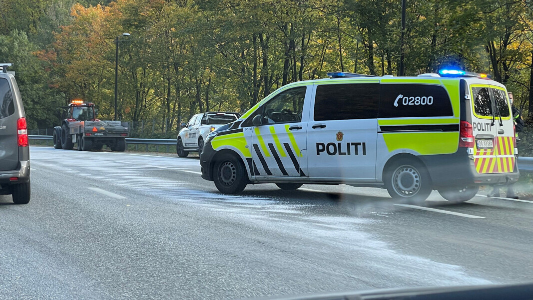 SØLTE OLJE OVER EN HALV KILOMETER: Traktor på motorveien i morgenrushet forårsaket massive køer etter motorhavari. SØLTE OLJE OVER EN HALV KILOMETER: Traktor på motorveien i morgenrushet forårsaket massive køer etter motorhavari.