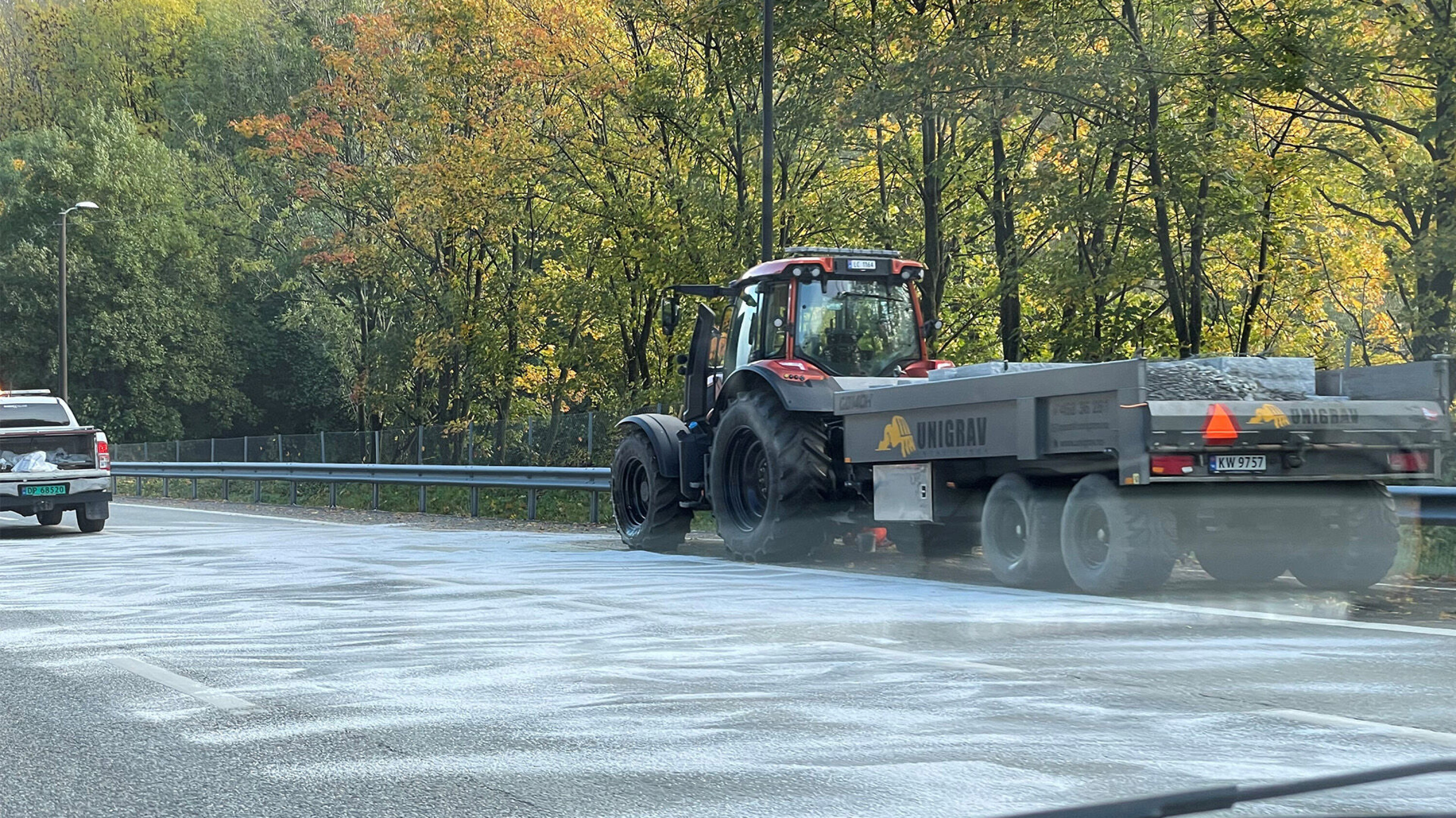 TOK TID: Sanering av to motorveifelt over 500 meter ble en tidkrevende affære i Bærum mandag morgen og formiddag.