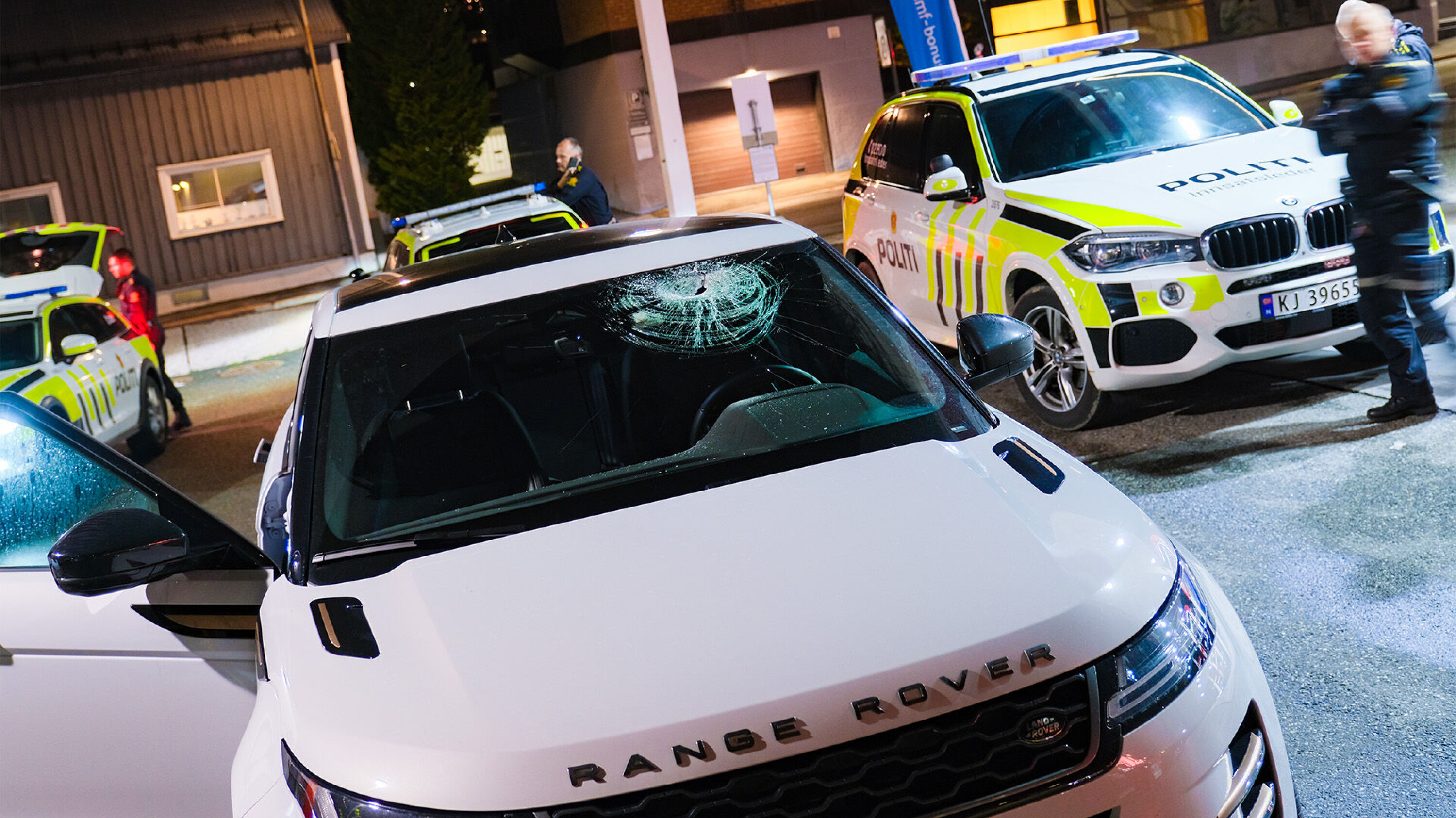 LIVSFARLIG: En nyere Range Rover var en av bilene som fikk knust frontruta og fikk store skader etter steinkastingen.