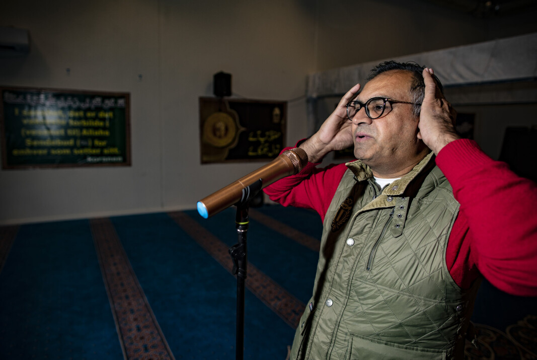 KALL TIL BØNN: Norsk-pakistanske Nasir Gondal, tidligere leder og nåværende styremedlem i Drammen Moské, demonstrerer bønneropet «adhan». Til vanlig er det imamen som utfører den islamske skikken. KALL TIL BØNN: Norsk-pakistanske Nasir Gondal, tidligere leder og nåværende styremedlem i Drammen Moské, demonstrerer bønneropet «adhan». Til vanlig er det imamen som utfører den islamske skikken.