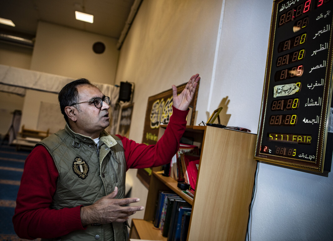 <span class=" italic" data-lab-italic_desktop="italic"><span class=" font-weight-bold" data-lab-font_weight_desktop="font-weight-bold">DE FEM BØNNETIDER: </span>Endrer seg sakte men sikkert på døgnet i forhold til når sola står opp og går ned. Tavlen viser på sekundet når det er på tide å knele mot Mekka - men dette er informasjon troende muslimer har på telefonen, forteller Nasir Gondal. Det er altså ikke en påminnelse om klokka som er årsaken til ønsket om offentlig bønnerop.</span> <span class=" italic" data-lab-italic_desktop="italic"><span class=" font-weight-bold" data-lab-font_weight_desktop="font-weight-bold">DE FEM BØNNETIDER: </span>Endrer seg sakte men sikkert på døgnet i forhold til når sola står opp og går ned. Tavlen viser på sekundet når det er på tide å knele mot Mekka - men dette er informasjon troende muslimer har på telefonen, forteller Nasir Gondal. Det er altså ikke en påminnelse om klokka som er årsaken til ønsket om offentlig bønnerop.</span>