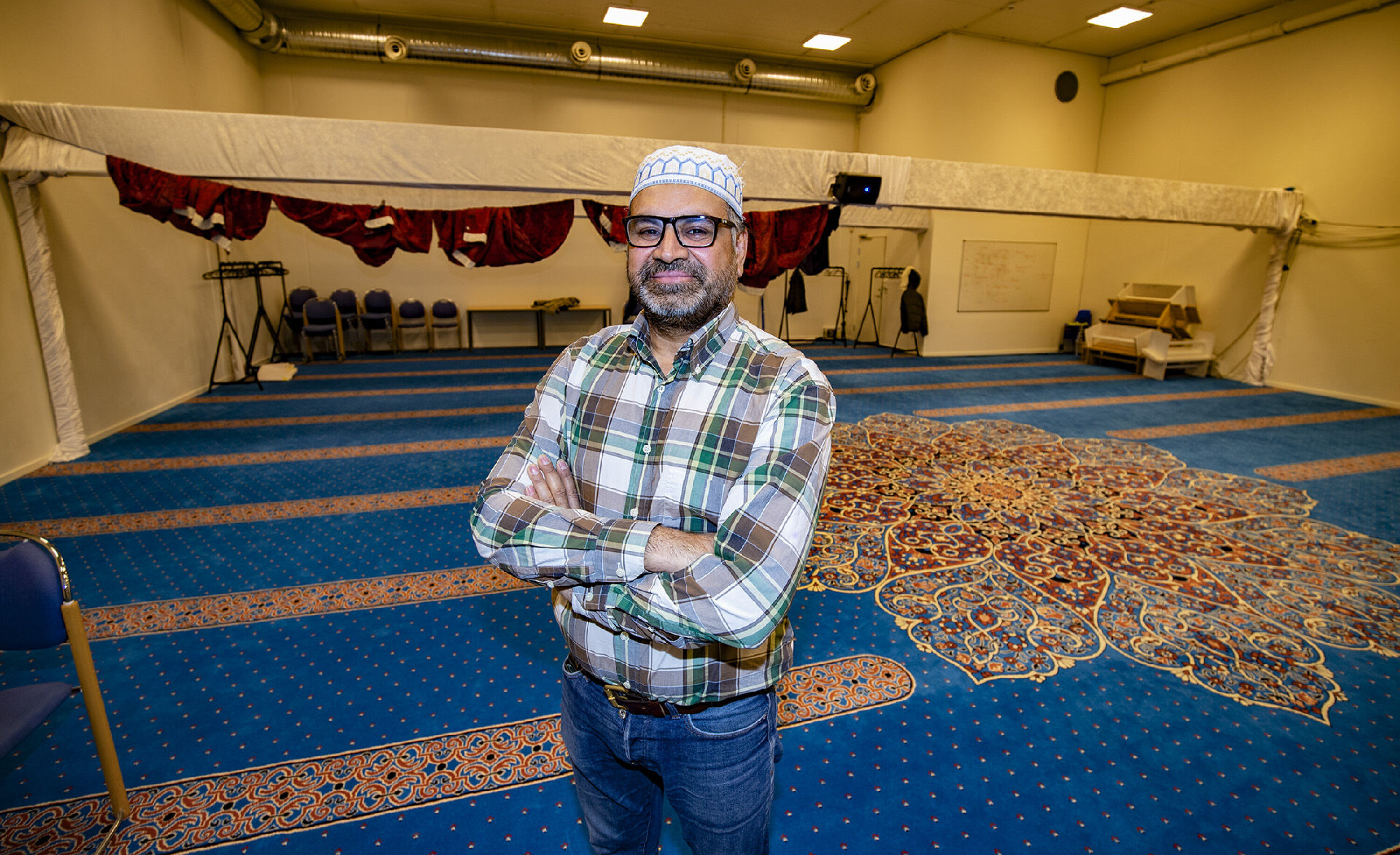 SNAKKER OM KRITIKKEN: Nasir Gondal, styremedlem, tidligere styreleder i moskeen og SV-politiker i Drammen.