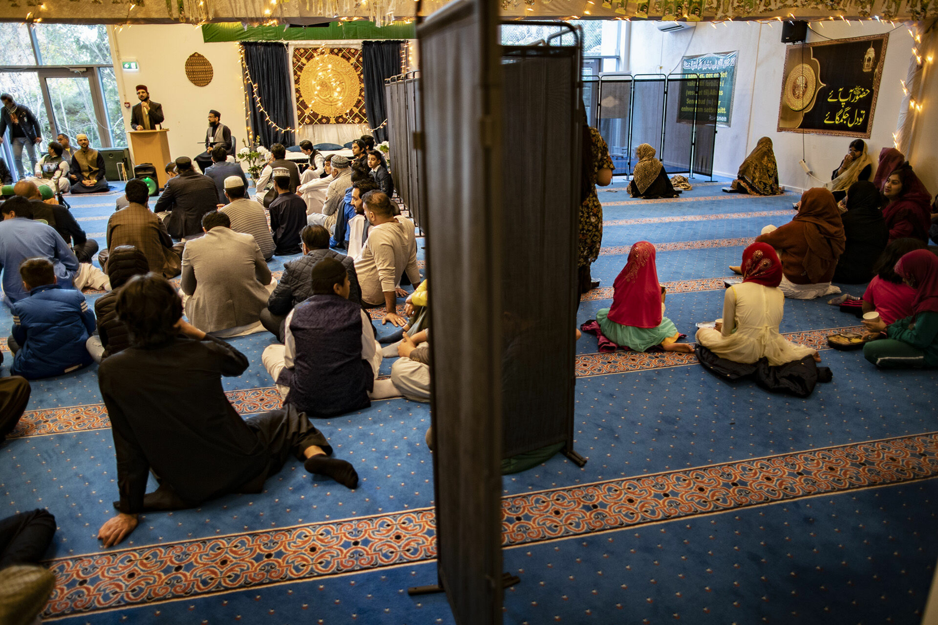 KVINNER BAK FORHENGET: Moskeen er adskilt under bønnen med menn til venstre foran imamen, mens kvinnene blir henvist til høyre bak forhenget.