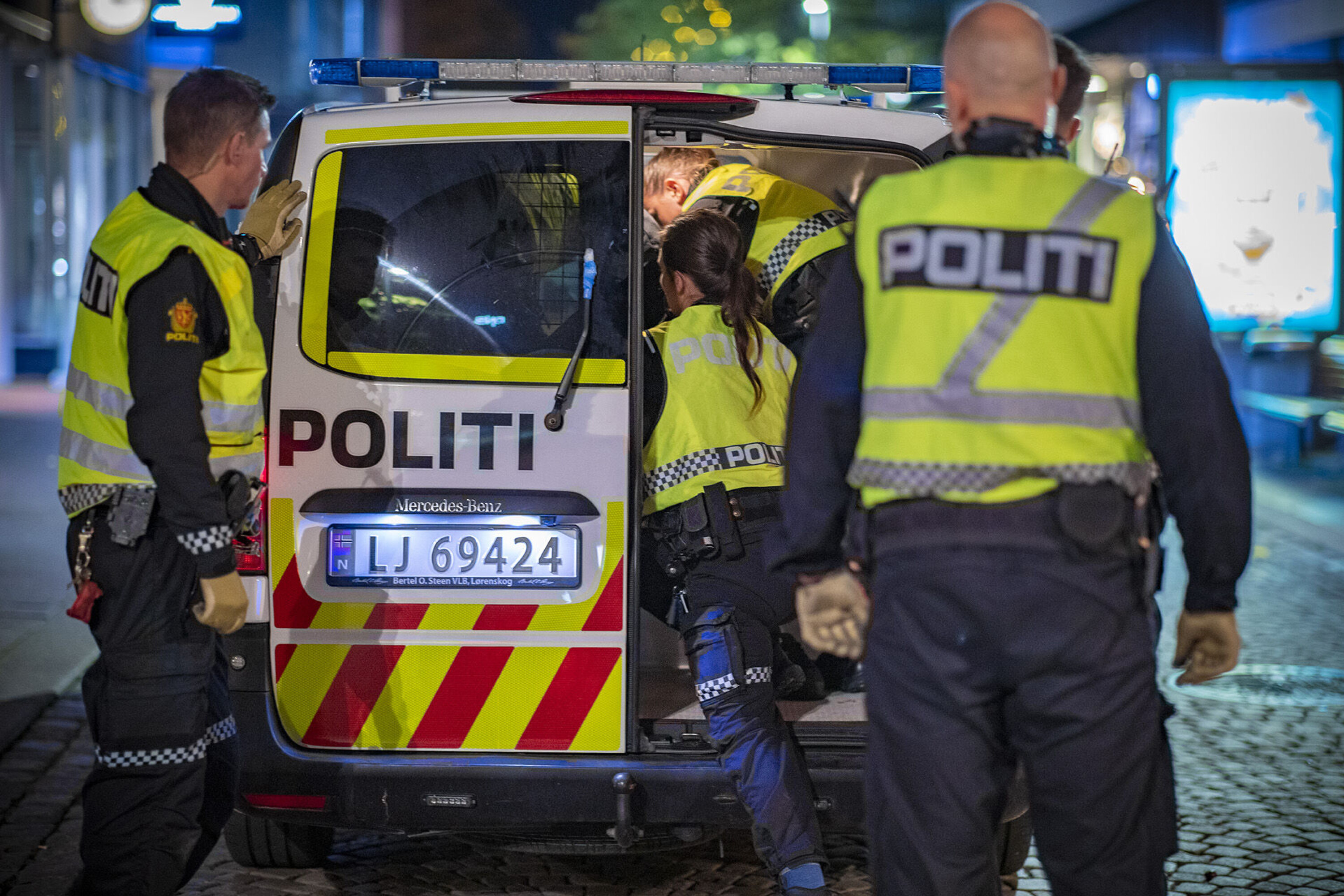 GIKK «BANANAS»: En ung mann som først ble forsøkt bortvist og geleidet vekk fra Bragernes Torg, valgte isteden å sette seg opp mot politiet, hvorpå totalt seks politibetjenter måtte bruke makt for å få kontroll på vedkommende. Deretter ble det korteste vei til arresten.