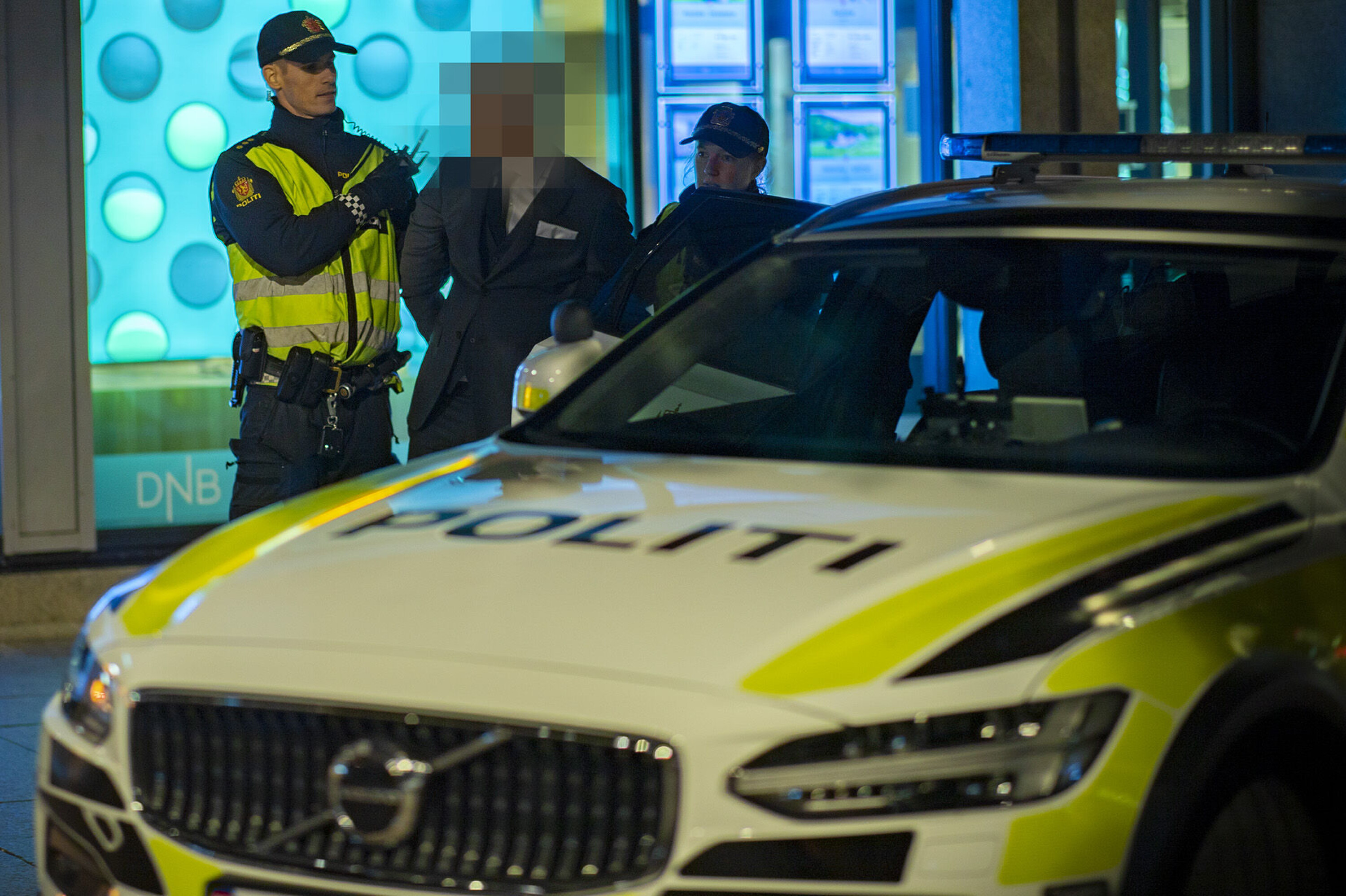 DRESSKLEDD BRÅKMAKER: Ble først bortvist etter ordensforsyrrelser - før han senere dukket opp på nytt. Da bar det rett i arresten.
