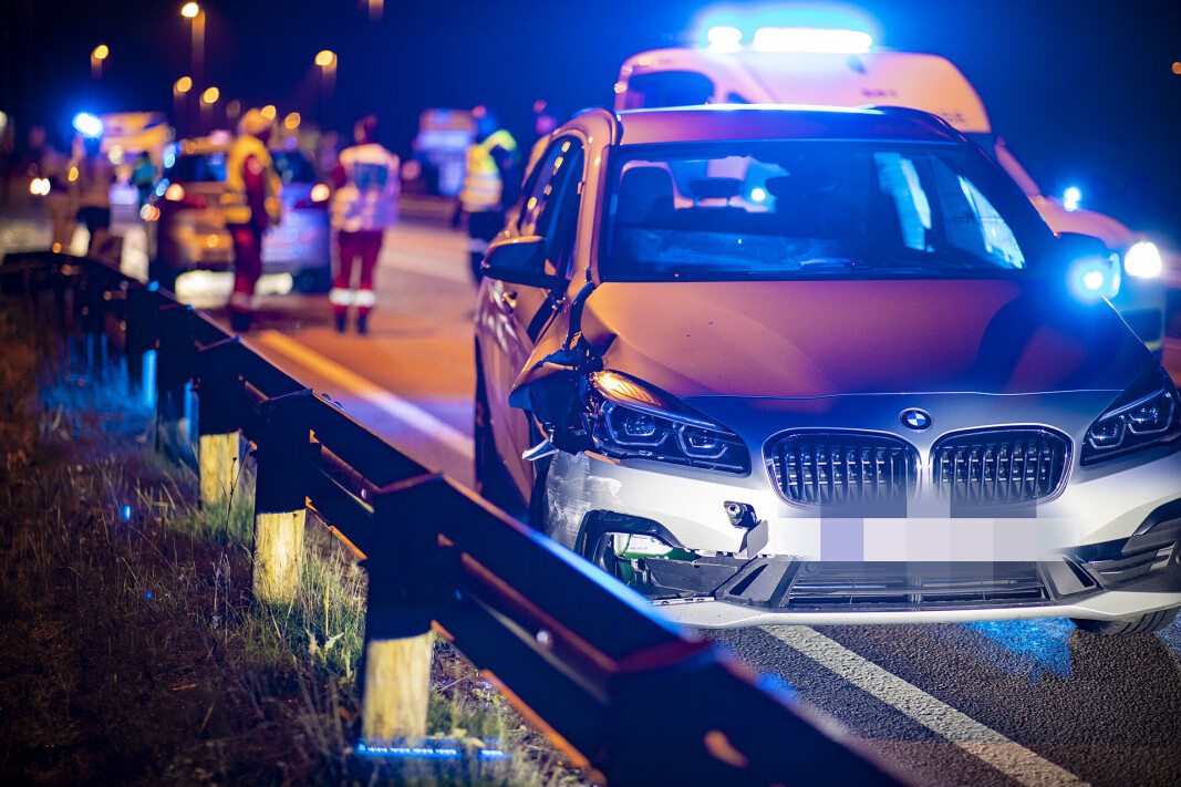KRAFTIG SMELL: Bilen fikk store skader i fronten og det ene forhjulet, og var ikke kjørbar. KRAFTIG SMELL: Bilen fikk store skader i fronten og det ene forhjulet, og var ikke kjørbar.