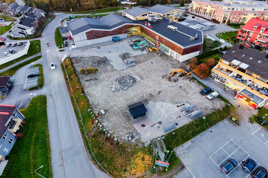 BYGGEPLASS: Hele parkeringsplassen foran Konnerudsenteret er nå sperret av og gravearbeider påbegynt. BYGGEPLASS: Hele parkeringsplassen foran Konnerudsenteret er nå sperret av og gravearbeider påbegynt.