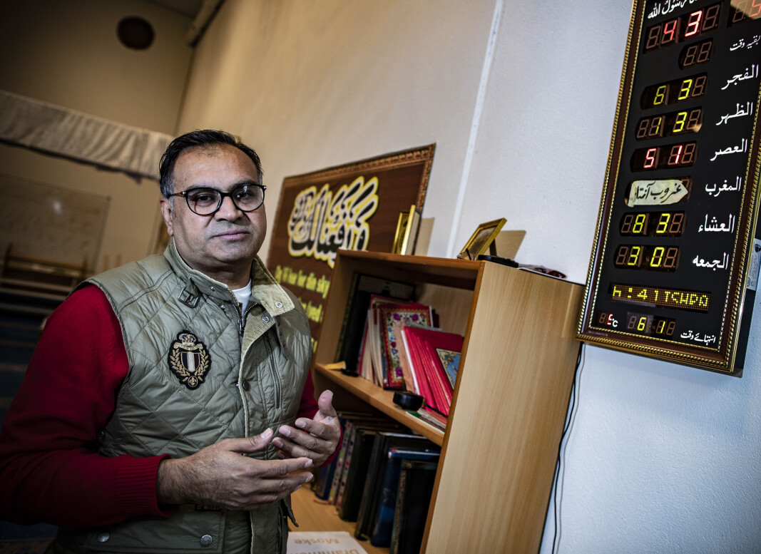 - KAN IKKE NEKTE OSS: Nasir Gondal, styremedlem og frontfigur i Drammen Moské, mener det ikke foreligger noen avtale med kommunen som hindrer menigheten i å kringkaste bønneropet ut i offentligheten. - KAN IKKE NEKTE OSS: Nasir Gondal, styremedlem og frontfigur i Drammen Moské, mener det ikke foreligger noen avtale med kommunen som hindrer menigheten i å kringkaste bønneropet ut i offentligheten.