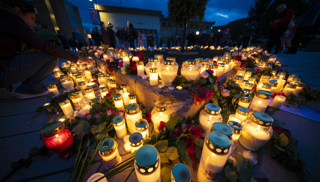 Blomsterhav minnes terror-ofrene i Kongsberg