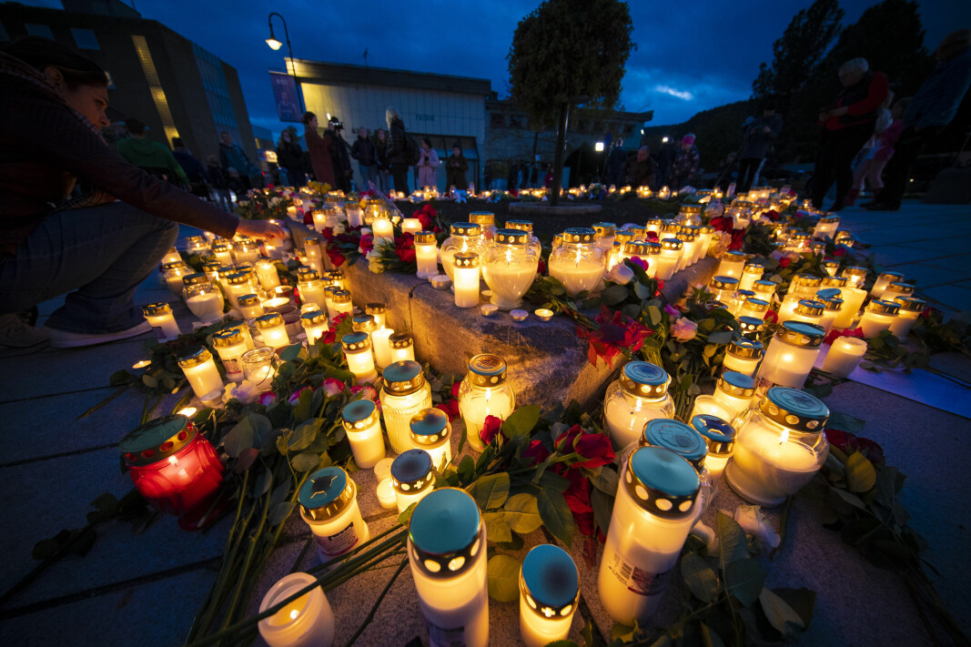 LYS OG STILLHET: Det samlet seg mange mennesker som la ned lys og blomster på torget i Kongsberg i skumringen torsdag.