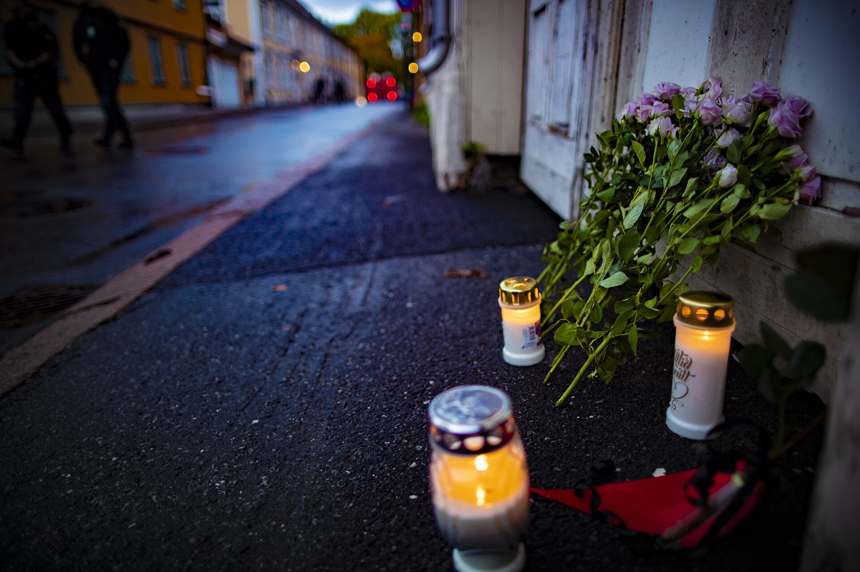 I HYTTEGATA: Utenfor et av drapsåstedene hadde også noen satt ned lys og blomster.