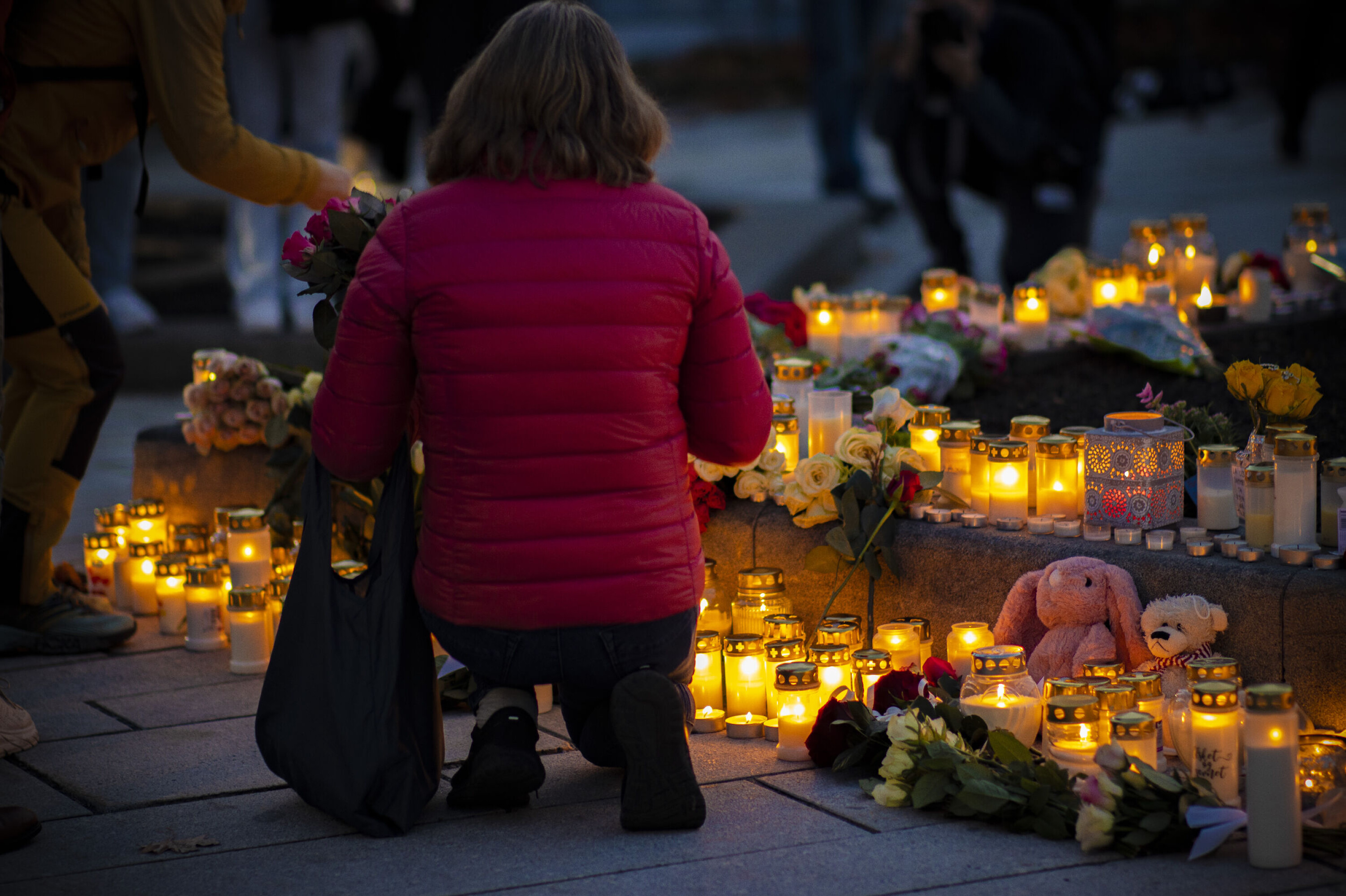 Blomsterhav minnes terror-ofrene i Kongsberg