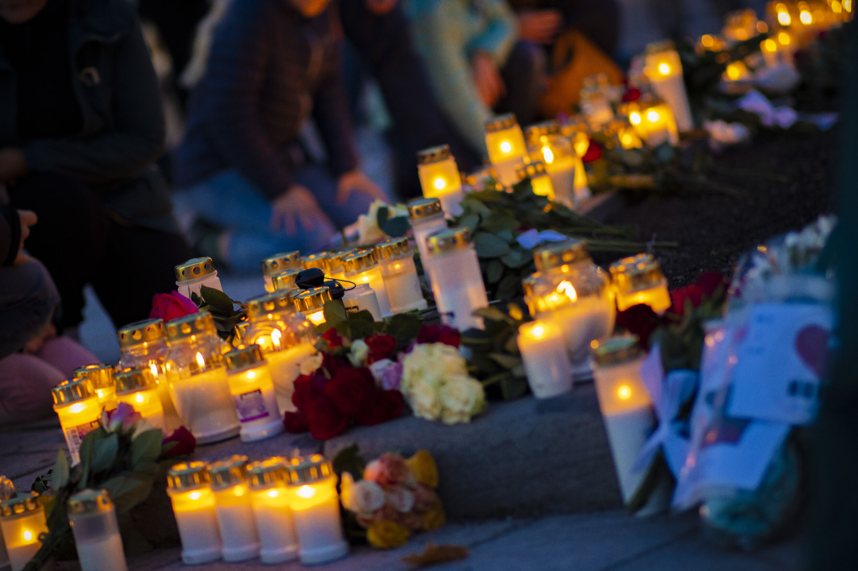 Blomsterhav minnes terror-ofrene i Kongsberg