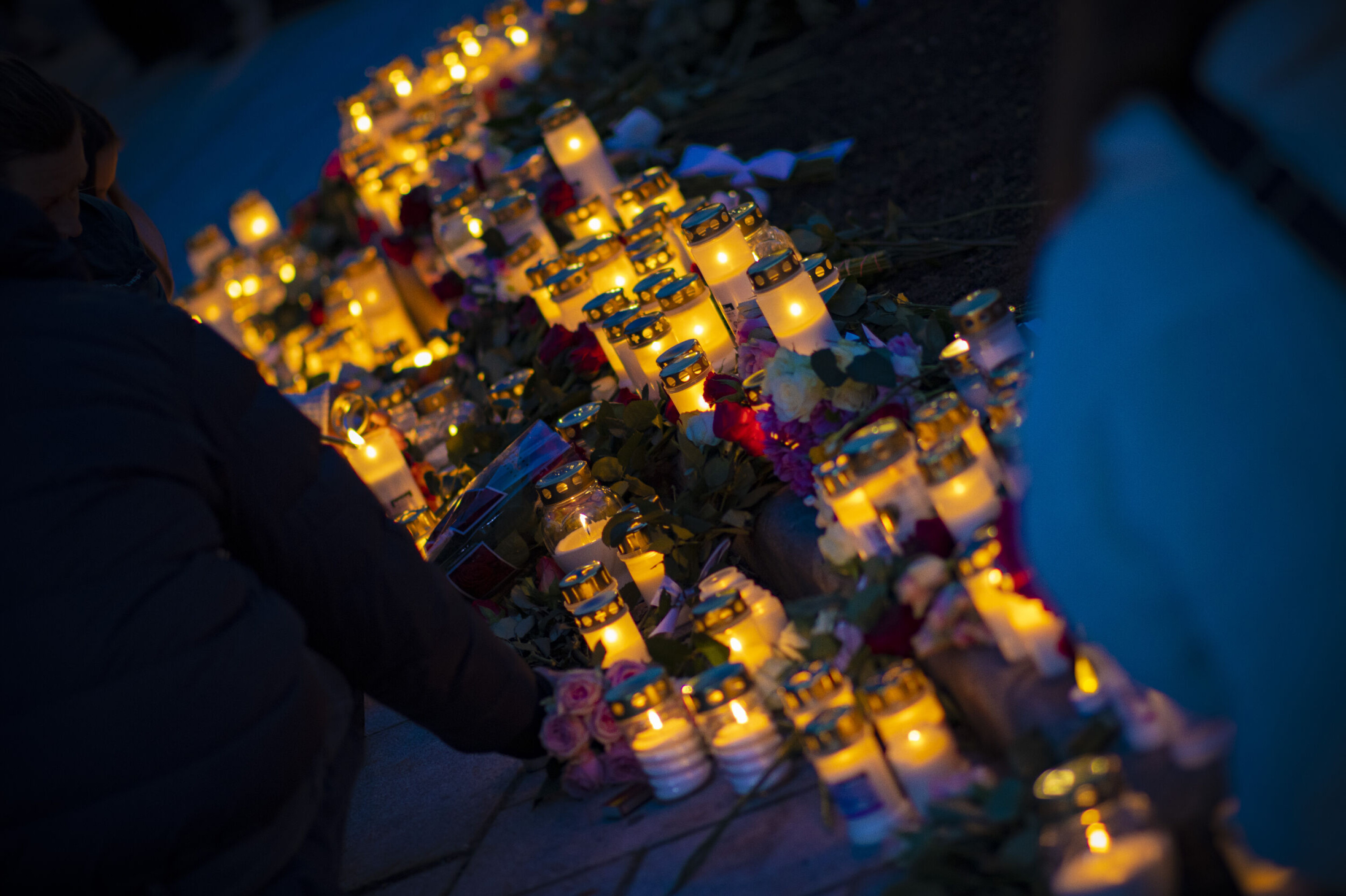 Blomsterhav minnes terror-ofrene i Kongsberg