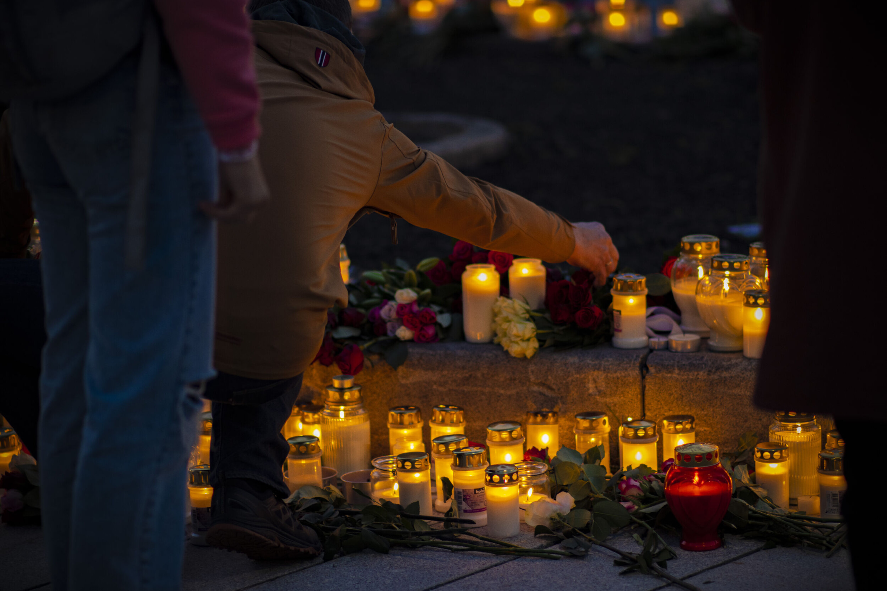 Blomsterhav minnes terror-ofrene i Kongsberg