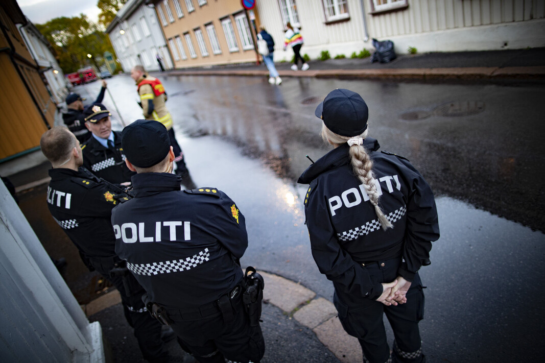 HYTTEGATA: Her har politiet gjort seg ferdige med de utvendige undersøkelsene, mens brannvesenet spyler hele veistrekningen for å fjerne spor etter terrorangrepet. HYTTEGATA: Her har politiet gjort seg ferdige med de utvendige undersøkelsene, mens brannvesenet spyler hele veistrekningen for å fjerne spor etter terrorangrepet.