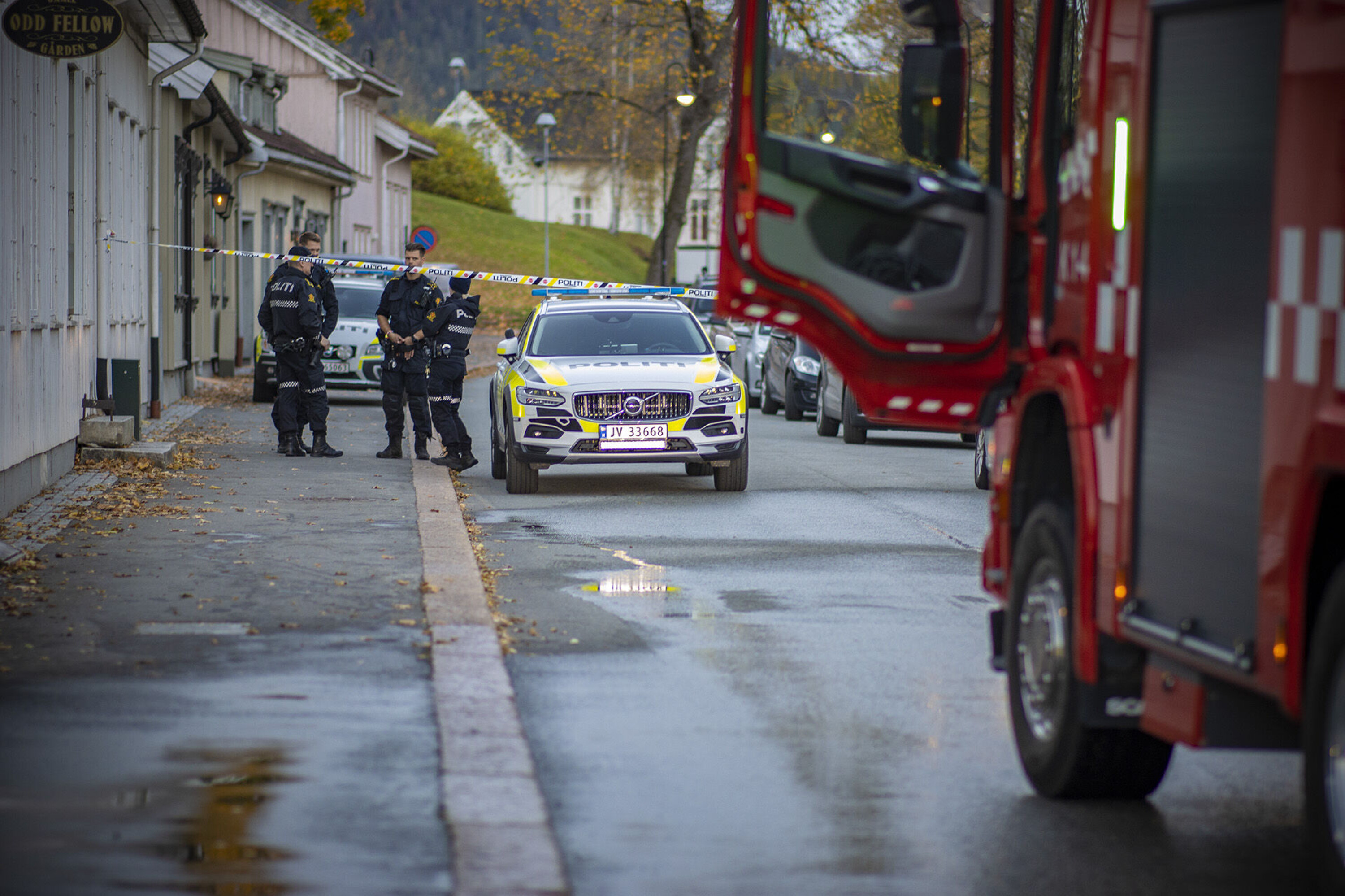 STORT POLITIOPPBUD: En rekke politipatruljer, deriblant fra Drammen, var også torsdag ettermiddag og kveld synlig tilstede i Kongsberg sentrum. Nå er sperringene fjernet.