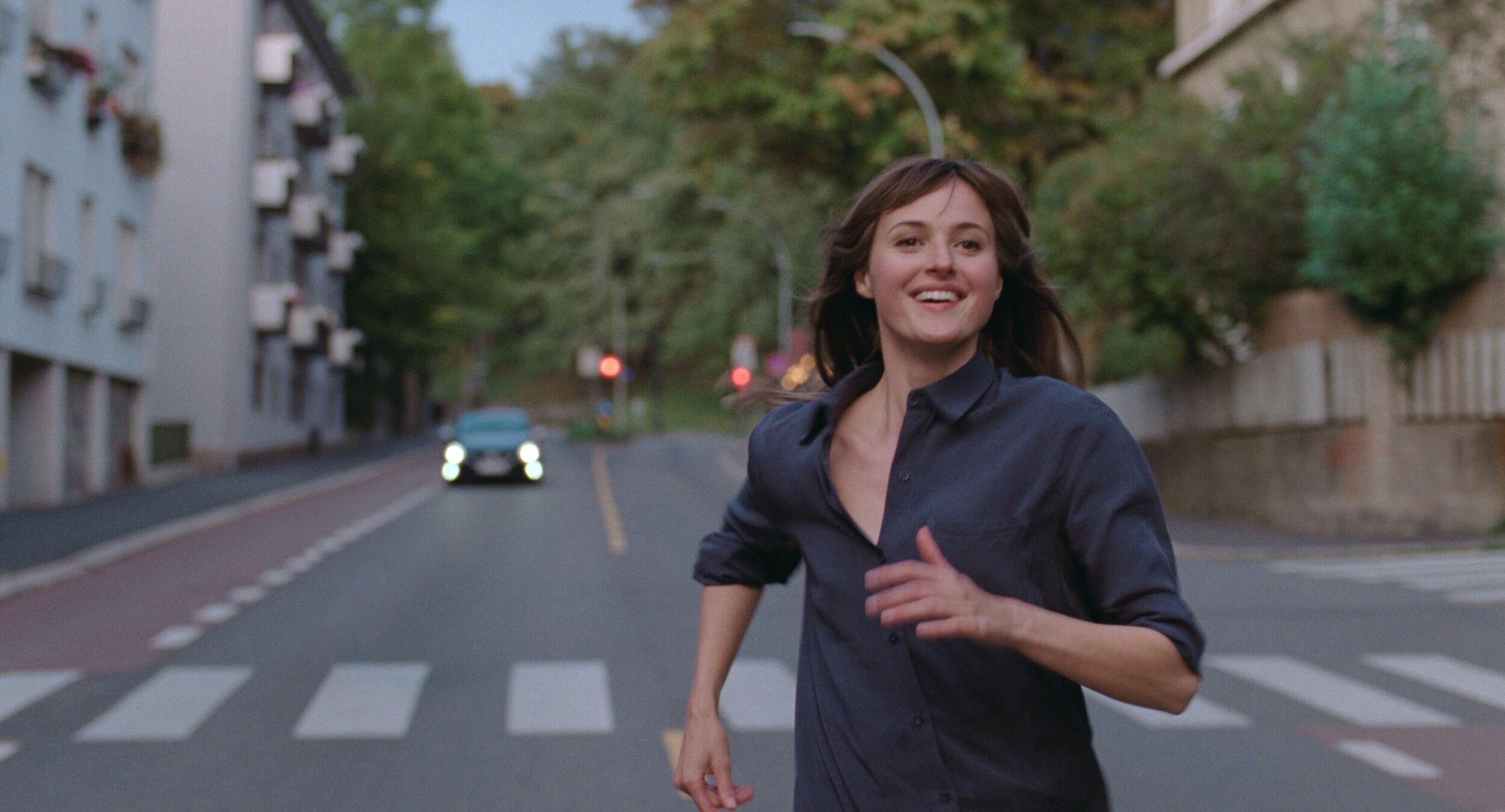Julie opplever en åpenbaring, og løper gjennom Oslos gater i lykkerus