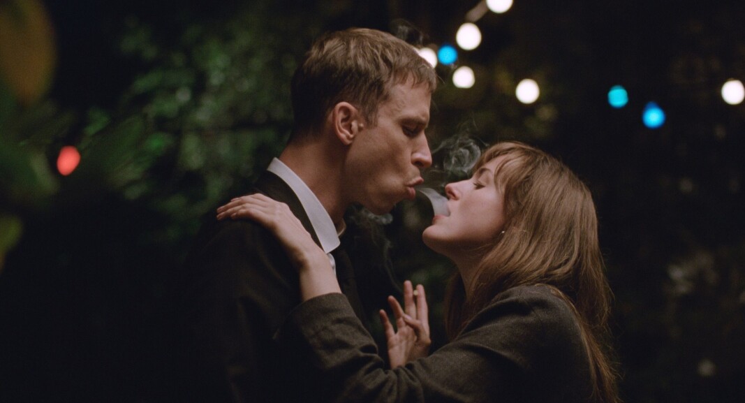 <span class=" italic" data-lab-italic_desktop="italic">Herbert Nordrum som Eivind, har en røykutveksling med Julie på en fest.</span> <span class=" italic" data-lab-italic_desktop="italic">Herbert Nordrum som Eivind, har en røykutveksling med Julie på en fest.</span>