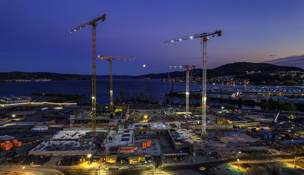 PANORAMAUTSIKT: Fire kraner troner over byggeplassen til sykehuset med det som må være eksklusiv utsikt ut over Drammensfjorden. PANORAMAUTSIKT: Fire kraner troner over byggeplassen til sykehuset med det som må være eksklusiv utsikt ut over Drammensfjorden.
