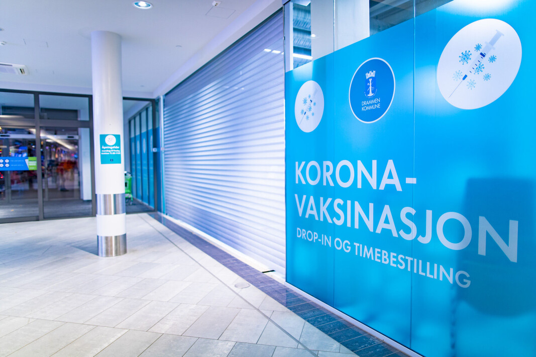 <span class=" italic" data-lab-italic_desktop="italic"><span class=" font-weight-bold" data-lab-font_weight_desktop="font-weight-bold">VAKSINELOKALE: </span>Drammen kommune har etablert seg på senteret.</span> <span class=" italic" data-lab-italic_desktop="italic"><span class=" font-weight-bold" data-lab-font_weight_desktop="font-weight-bold">VAKSINELOKALE: </span>Drammen kommune har etablert seg på senteret.</span>