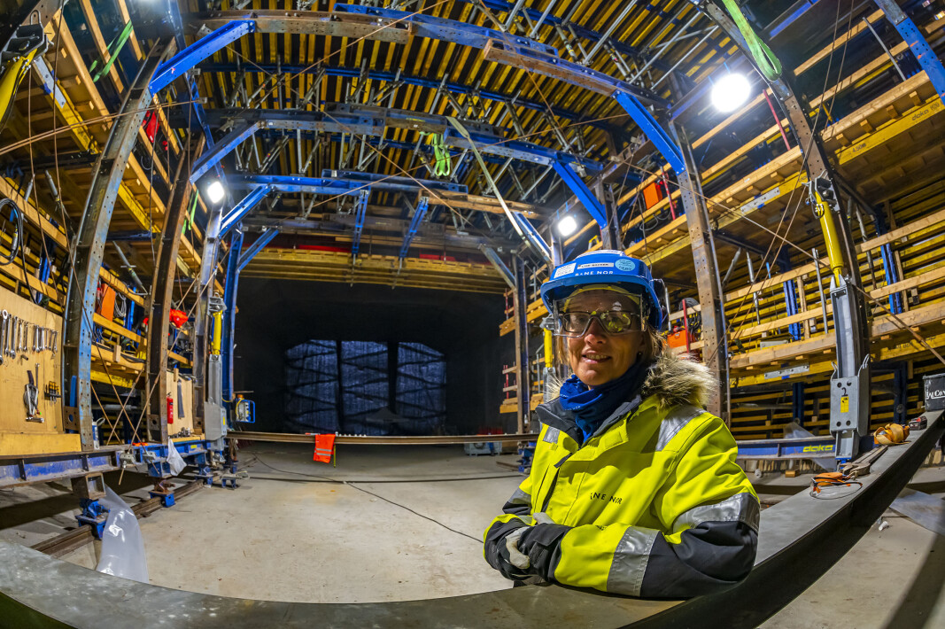 Lise Backer ser fram til at togene til Vestfoldbanen går her i den nye kulverten fra sommeren 2025. Lise Backer ser fram til at togene til Vestfoldbanen går her i den nye kulverten fra sommeren 2025.