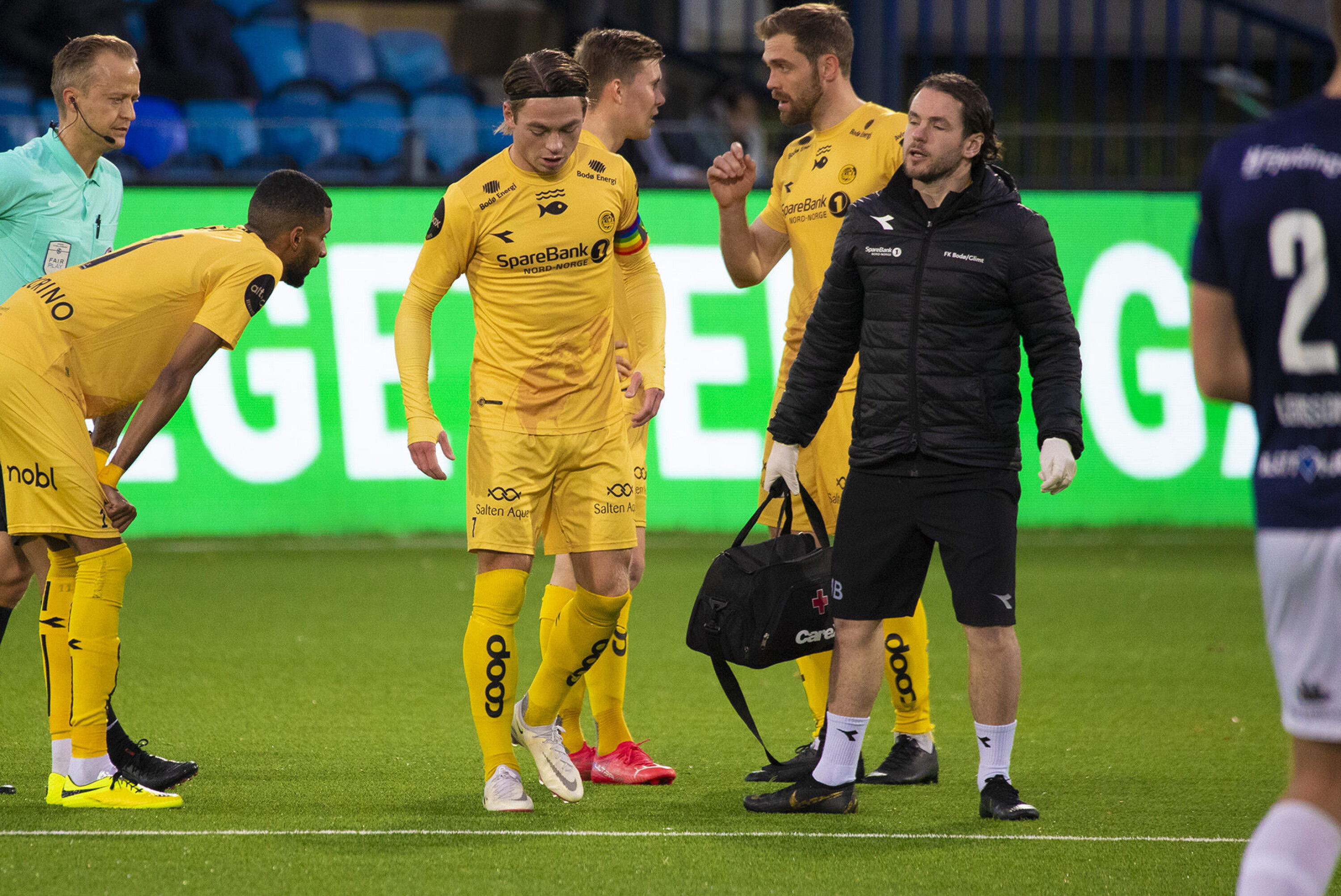 Bodø/Glimt-kaptein Patrick Berg hinket av banen med skade.