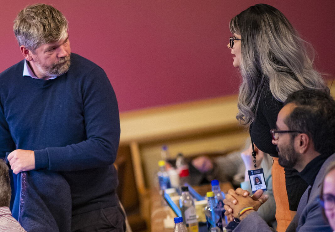 FRA GRØNT TIL RØDT: Ståle Sørensen (t.v.) gikk til Arbeiderpartiet - nå har tidligere MDG-kollega Rose Jahanfarah (t.h.) funnet seg til rette på SV-benken i kommunestyret. FRA GRØNT TIL RØDT: Ståle Sørensen (t.v.) gikk til Arbeiderpartiet - nå har tidligere MDG-kollega Rose Jahanfarah (t.h.) funnet seg til rette på SV-benken i kommunestyret.