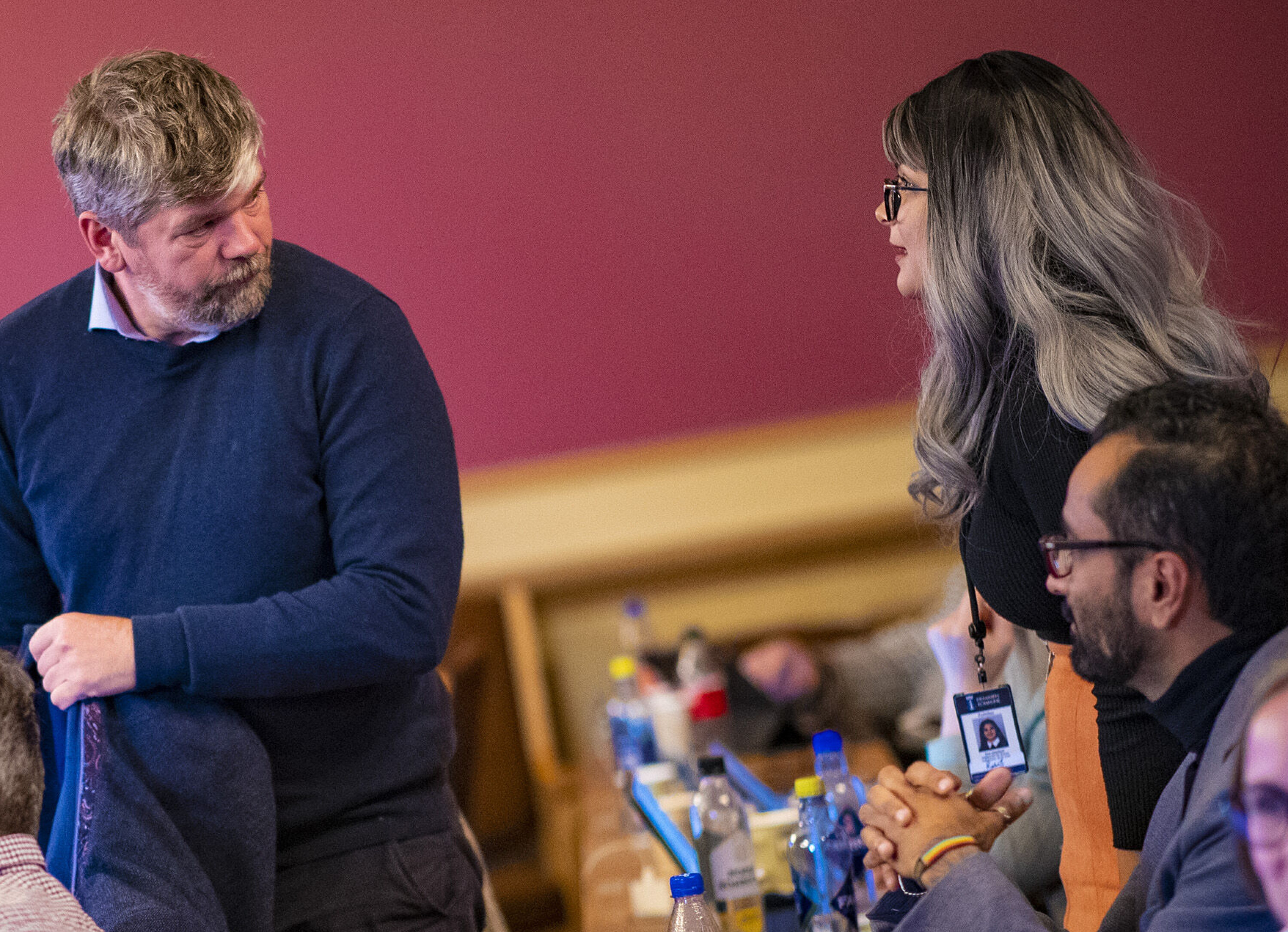 FRA GRØNT TIL RØDT: Ståle Sørensen (t.v.) gikk til Arbeiderpartiet - nå har tidligere MDG-kollega Rose Jahanfarah (t.h.) funnet seg til rette på SV-benken i kommunestyret.