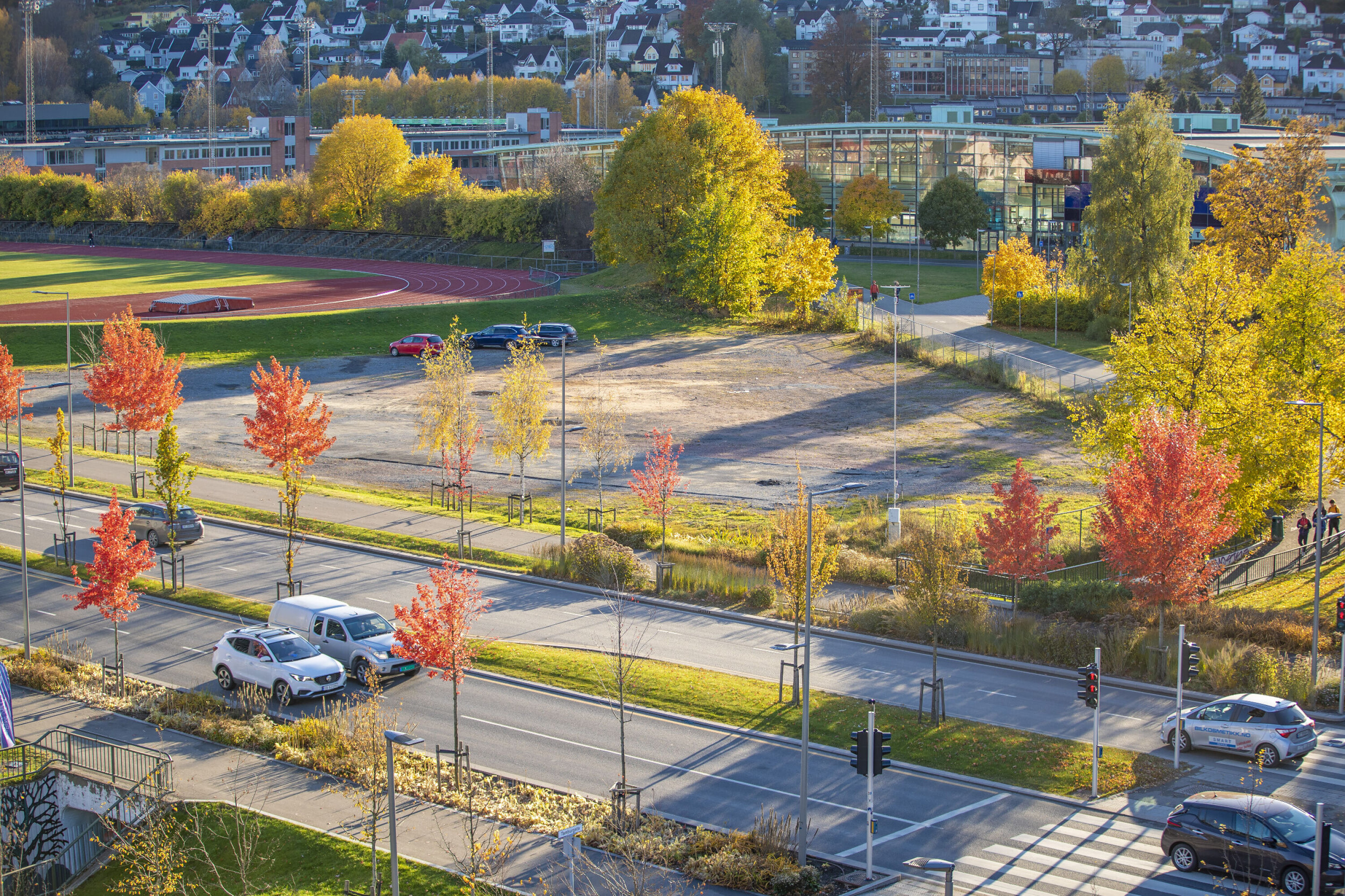 FORVANDLES: Den tomme grusplassen mellom friidrettsbanen, Drammensbadet, Drammen VGS og Museumsparken skal bli en yrende, grønn lunge, møteplass og sted for lek og aktiviteter for folk i alle aldre.