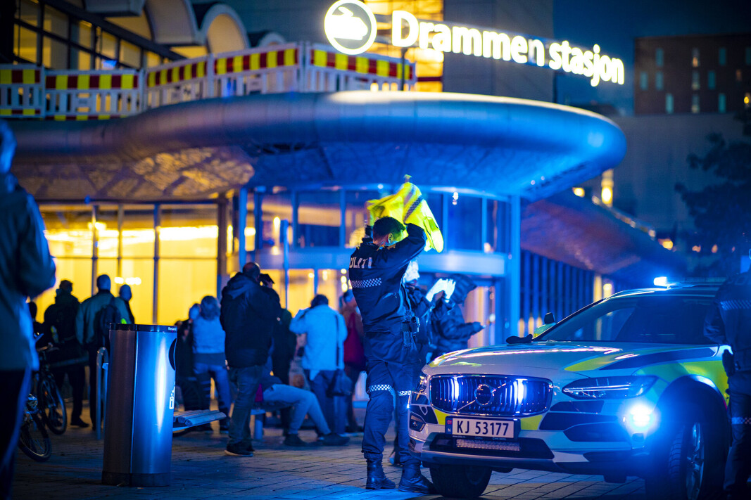 KAOS: Mange reisende ble stående utenfor i kaoset som oppstod da hele hoveddelen av stasjonen ble fyllt av røyk og blålys. KAOS: Mange reisende ble stående utenfor i kaoset som oppstod da hele hoveddelen av stasjonen ble fyllt av røyk og blålys.