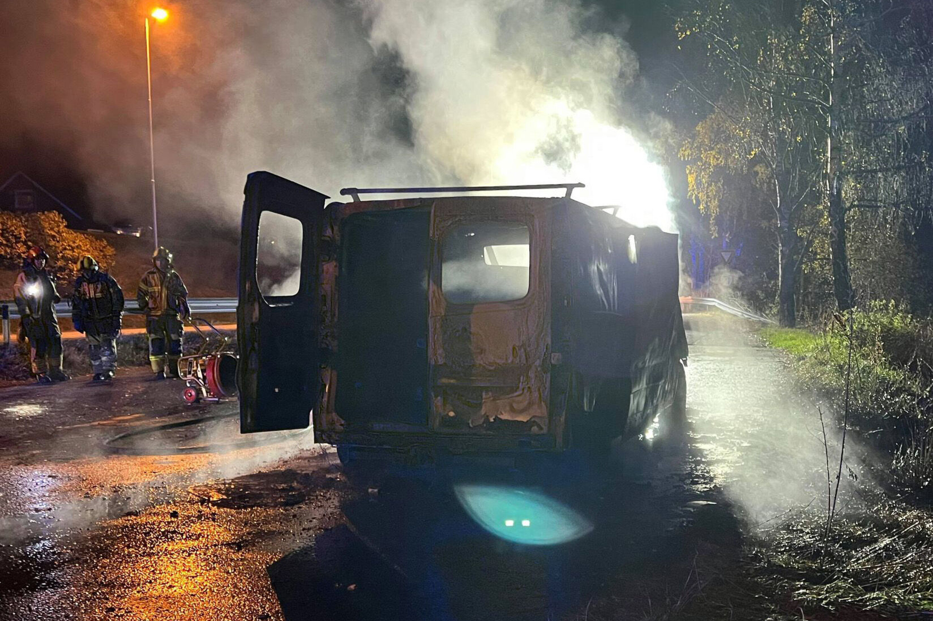 Varebil utbrent i brann