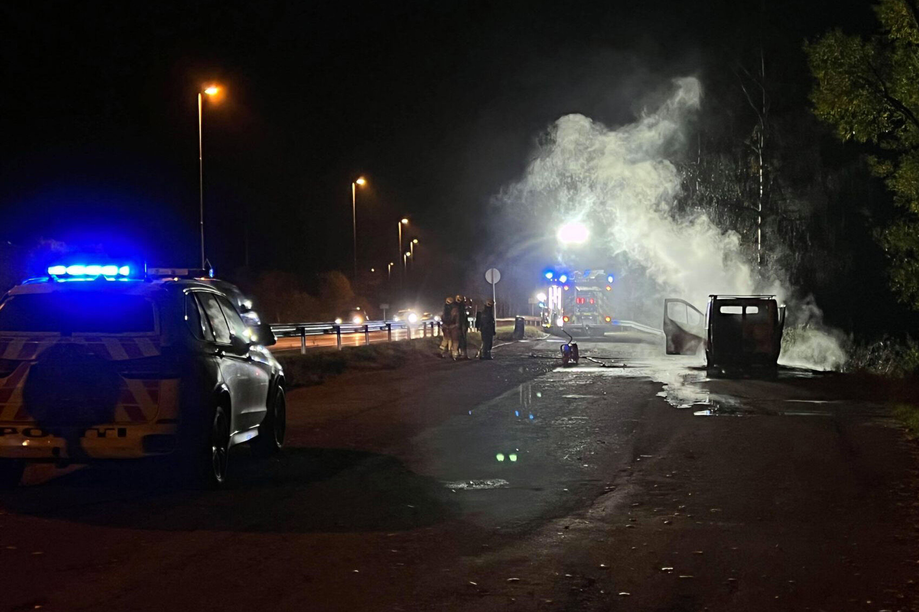 Varebil utbrent i brann