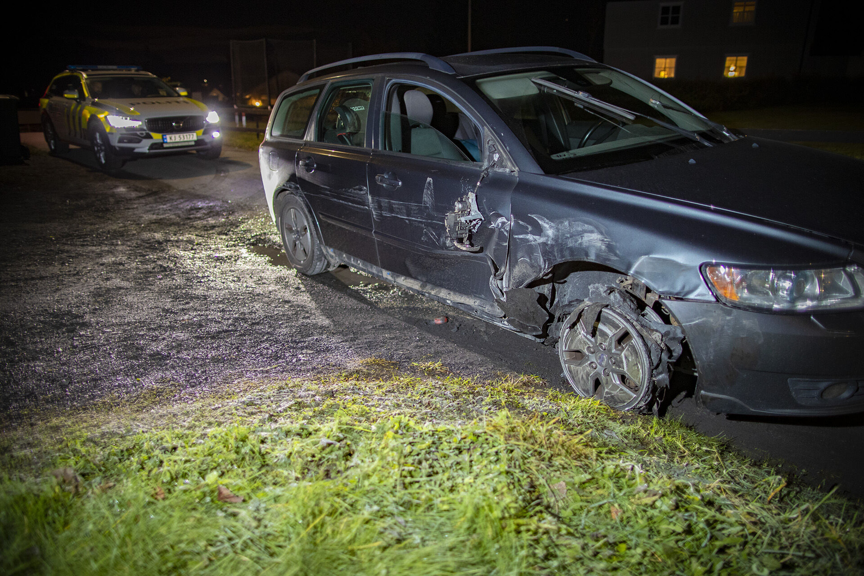 STORE SKADER: Skadene på bilen forteller litt om ferden underveis. Politiet skal imidlertid ikke ha kjørt inn i bilen, dette greide føreren fint på egen hånd.