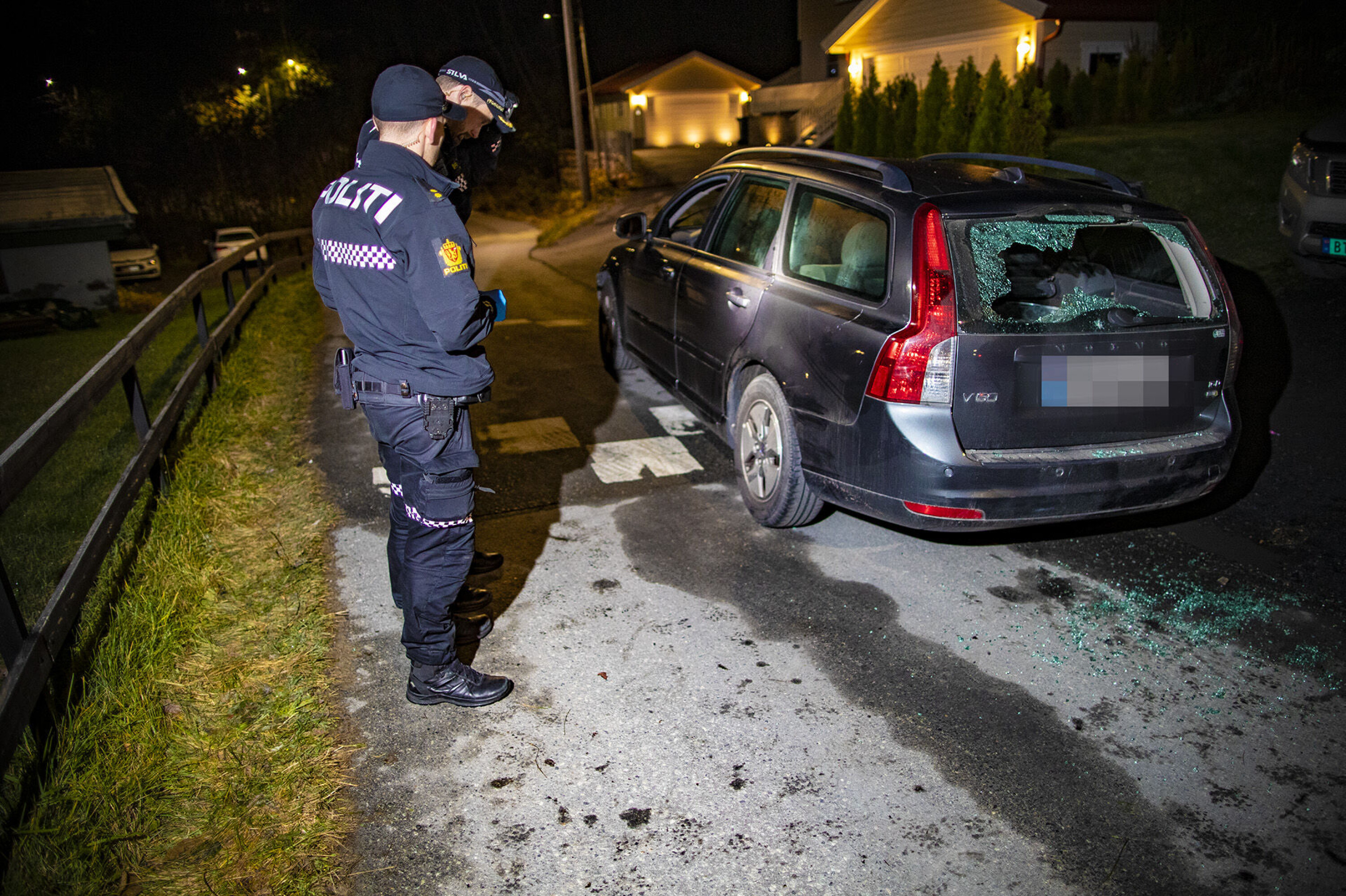 Sporene på bakken og knust glass forteller litt om dramatikken som utspilte seg.