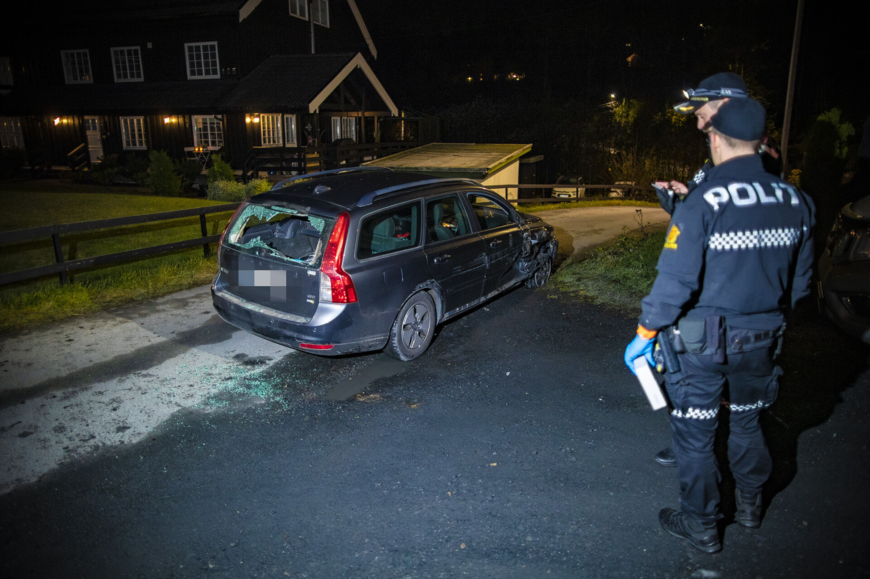 Måtte bruke batonger og pepperspray: Bil-desperado i voldsomt basketak med politiet