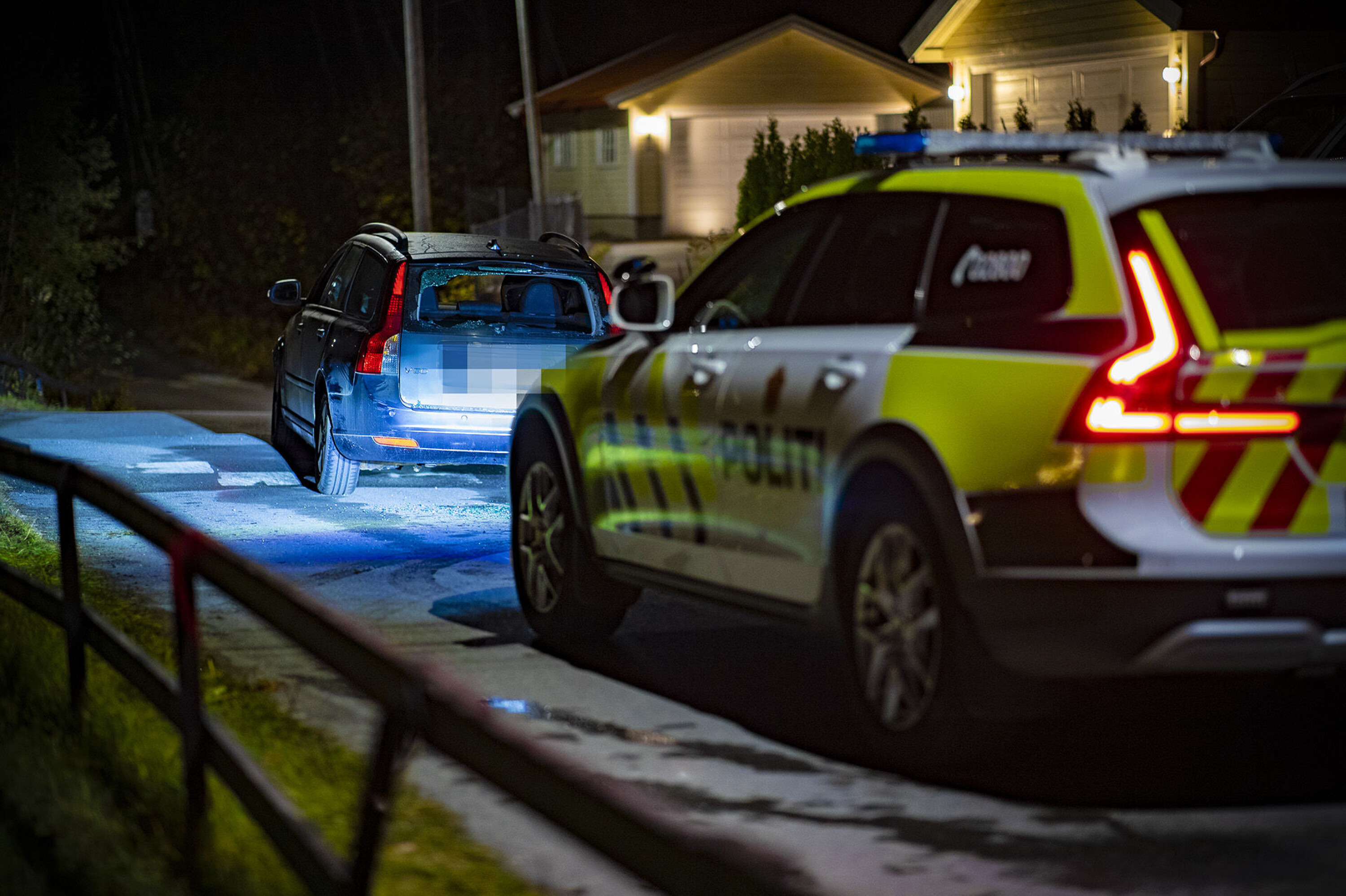 Måtte bruke batonger og pepperspray: Bil-desperado i voldsomt basketak med politiet