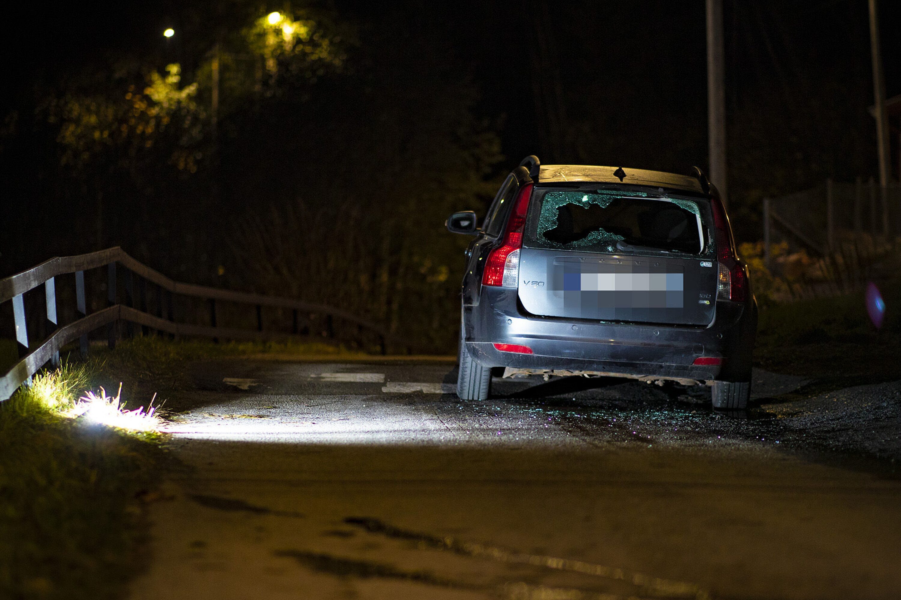 Måtte bruke batonger og pepperspray: Bil-desperado i voldsomt basketak med politiet