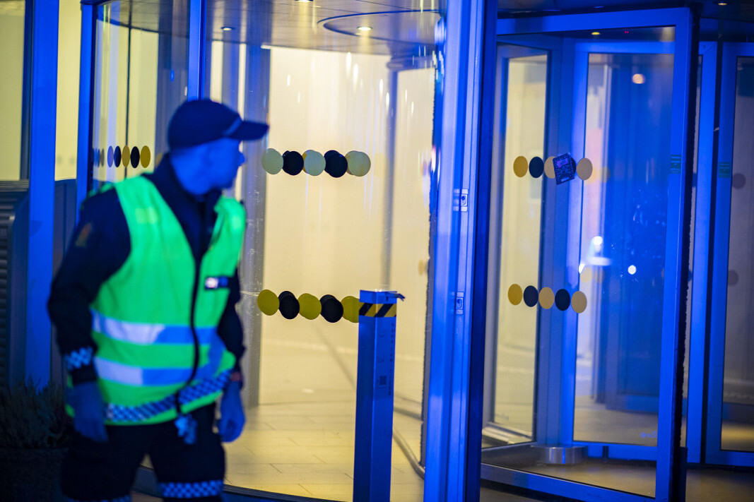 <span class=" italic" data-lab-italic_desktop="italic"><span class=" font-weight-bold" data-lab-font_weight_desktop="font-weight-bold">HOLDT VAKT:</span> Det var stort politioppbud på Strømsø etter at det brøt ut brann på et toalett inne på jernbanestasjonen</span> <span class=" italic" data-lab-italic_desktop="italic"><span class=" font-weight-bold" data-lab-font_weight_desktop="font-weight-bold">HOLDT VAKT:</span> Det var stort politioppbud på Strømsø etter at det brøt ut brann på et toalett inne på jernbanestasjonen</span>