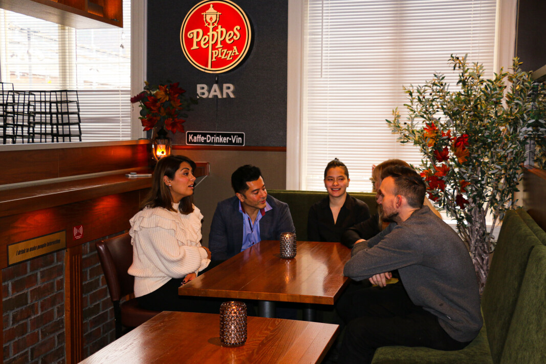 <span class=" italic" data-lab-italic_desktop="italic">På Peppes Pizza Drammen er de opptatt av å jobbe i team, daglig leder Rajesh Sharma kaller de «Peppes-familien»</span> <span class=" italic" data-lab-italic_desktop="italic">På Peppes Pizza Drammen er de opptatt av å jobbe i team, daglig leder Rajesh Sharma kaller de «Peppes-familien»</span>