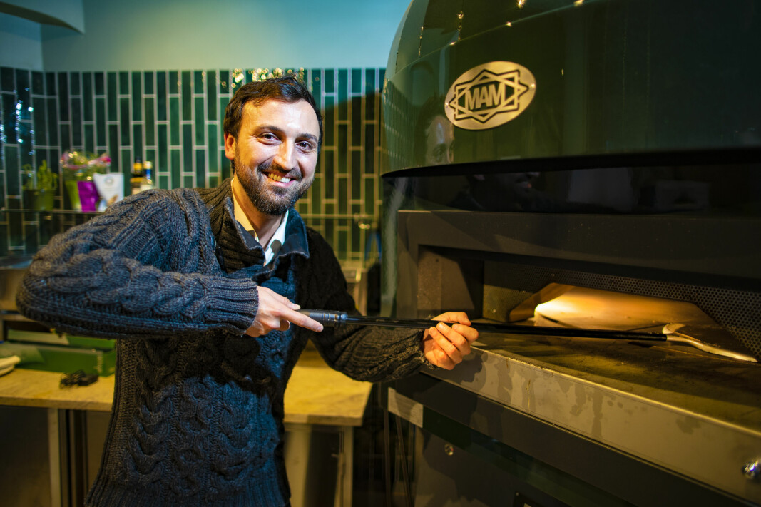 NY RESTAURANT: Marius Ciorba (31) skal bidra til å gi drammenserne en autentisk italiensk pizzaopplevelse som nyansatt restaurantsjef - med en helt spesiell steinovnsbakt pizzadeig.