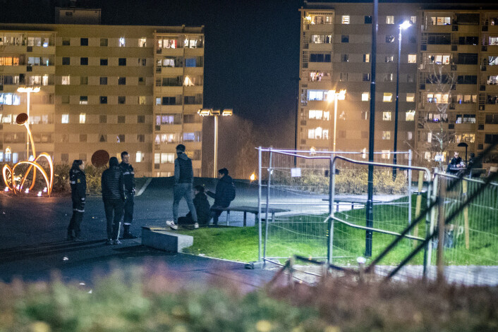<span class=" italic" data-lab-italic_desktop="italic"><span class=" font-weight-bold" data-lab-font_weight_desktop="font-weight-bold">ANHOLDT:</span> Politiet i samtale med en gruppe unge gutter på Fjell i forbindelse med brannene.</span> <span class=" italic" data-lab-italic_desktop="italic"><span class=" font-weight-bold" data-lab-font_weight_desktop="font-weight-bold">ANHOLDT:</span> Politiet i samtale med en gruppe unge gutter på Fjell i forbindelse med brannene.</span>