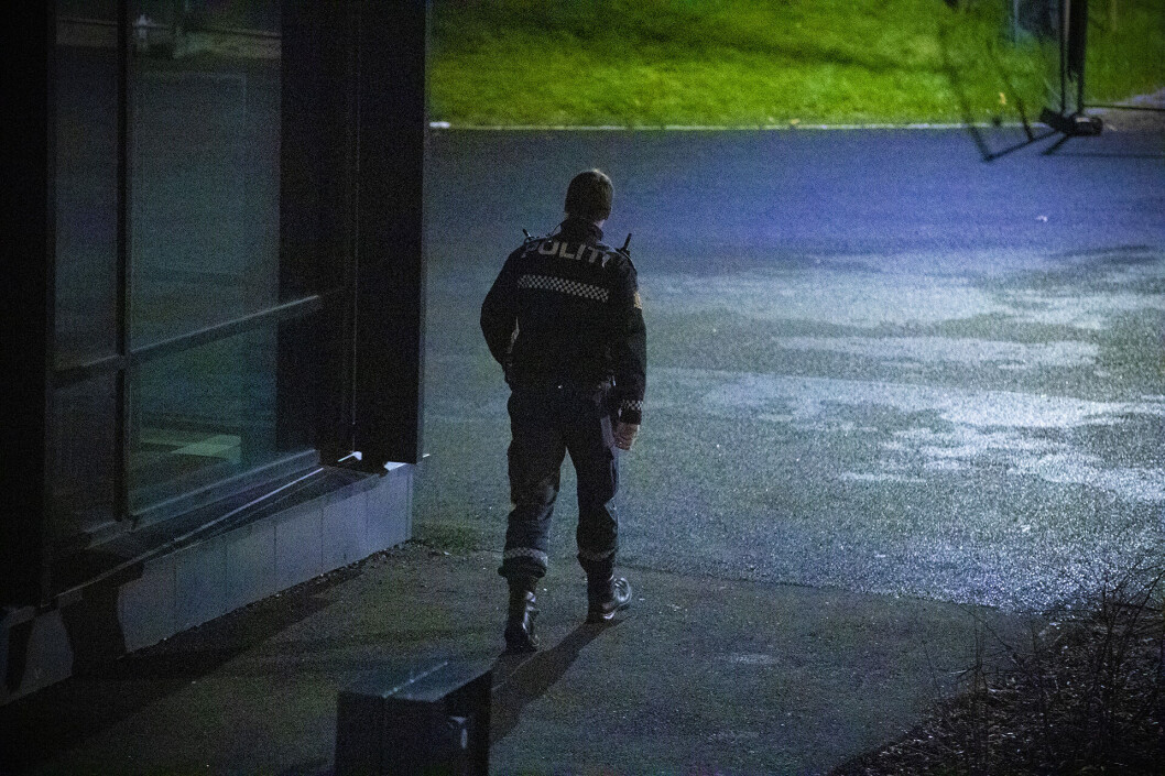 <span class=" italic" data-lab-italic_desktop="italic"><span class=" font-weight-bold" data-lab-font_weight_desktop="font-weight-bold">HADDE LOS: </span>Politiet «lusket» rundt i mørket på Fjell både til fots og til «bils» etter de første brannene. Allikevel skulle det brenne igjen.</span> <span class=" italic" data-lab-italic_desktop="italic"><span class=" font-weight-bold" data-lab-font_weight_desktop="font-weight-bold">HADDE LOS: </span>Politiet «lusket» rundt i mørket på Fjell både til fots og til «bils» etter de første brannene. Allikevel skulle det brenne igjen.</span>