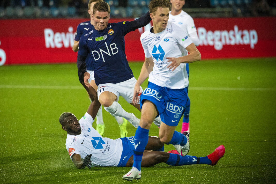 <span class=" italic" data-lab-italic_desktop="italic"><span class=" font-weight-bold" data-lab-font_weight_desktop="font-weight-bold">MÅTTE STOPPES ULOVLIG: </span>Kristoffer Tokstad feide gjennom Molde-forsvaret gjentatte ganger.</span> <span class=" italic" data-lab-italic_desktop="italic"><span class=" font-weight-bold" data-lab-font_weight_desktop="font-weight-bold">MÅTTE STOPPES ULOVLIG: </span>Kristoffer Tokstad feide gjennom Molde-forsvaret gjentatte ganger.</span>