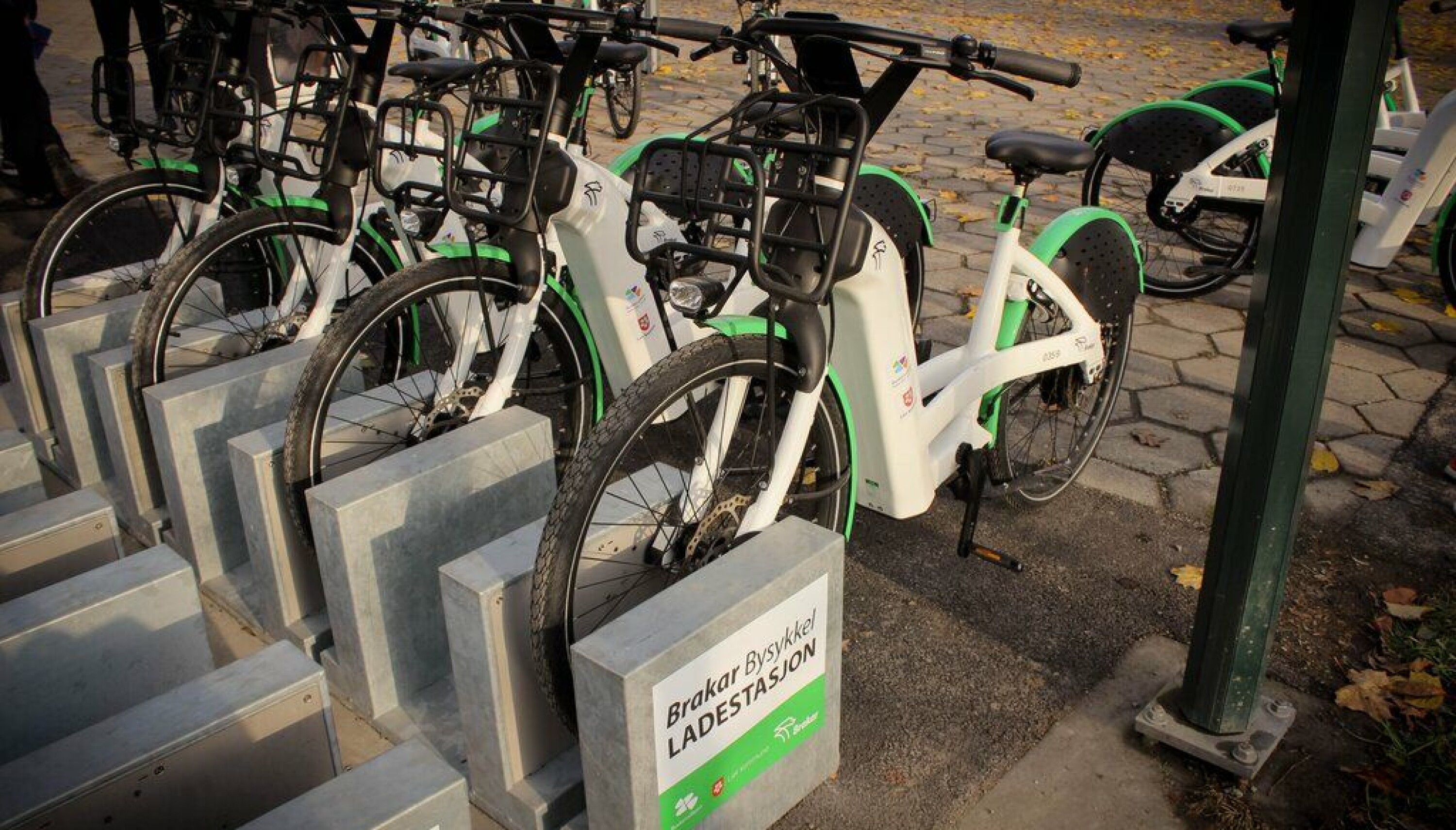 Nå er de elektriske bysyklene på plass - men ikke i Drammen