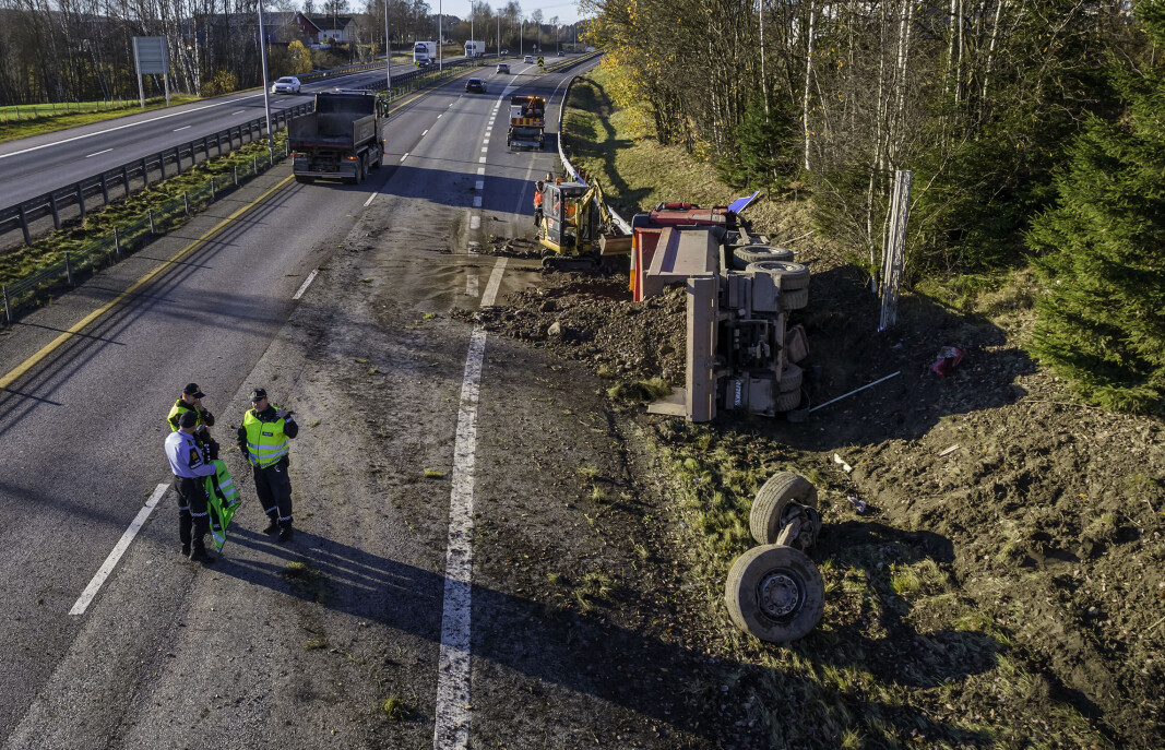 DÅRLIG DAG PÅ JOBBEN: Et eksplodert dekk skal ha forårsaket utforkjøringen - som igjen førte til at hele forakselen ble revet av. DÅRLIG DAG PÅ JOBBEN: Et eksplodert dekk skal ha forårsaket utforkjøringen - som igjen førte til at hele forakselen ble revet av.