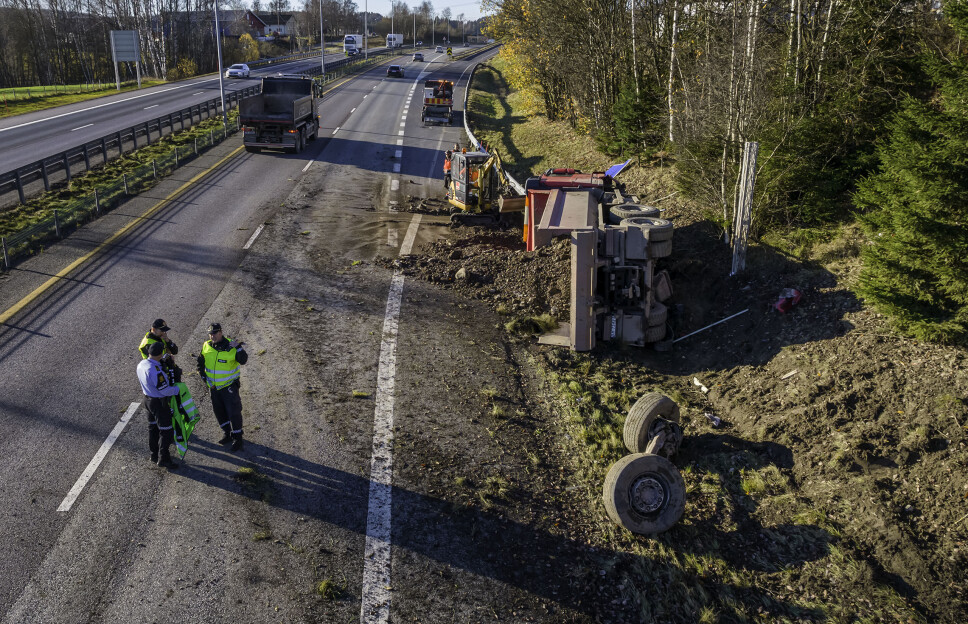 DÅRLIG DAG PÅ JOBBEN: Et eksplodert dekk skal ha forårsaket utforkjøringen - som igjen førte til at hele forakselen ble revet av.