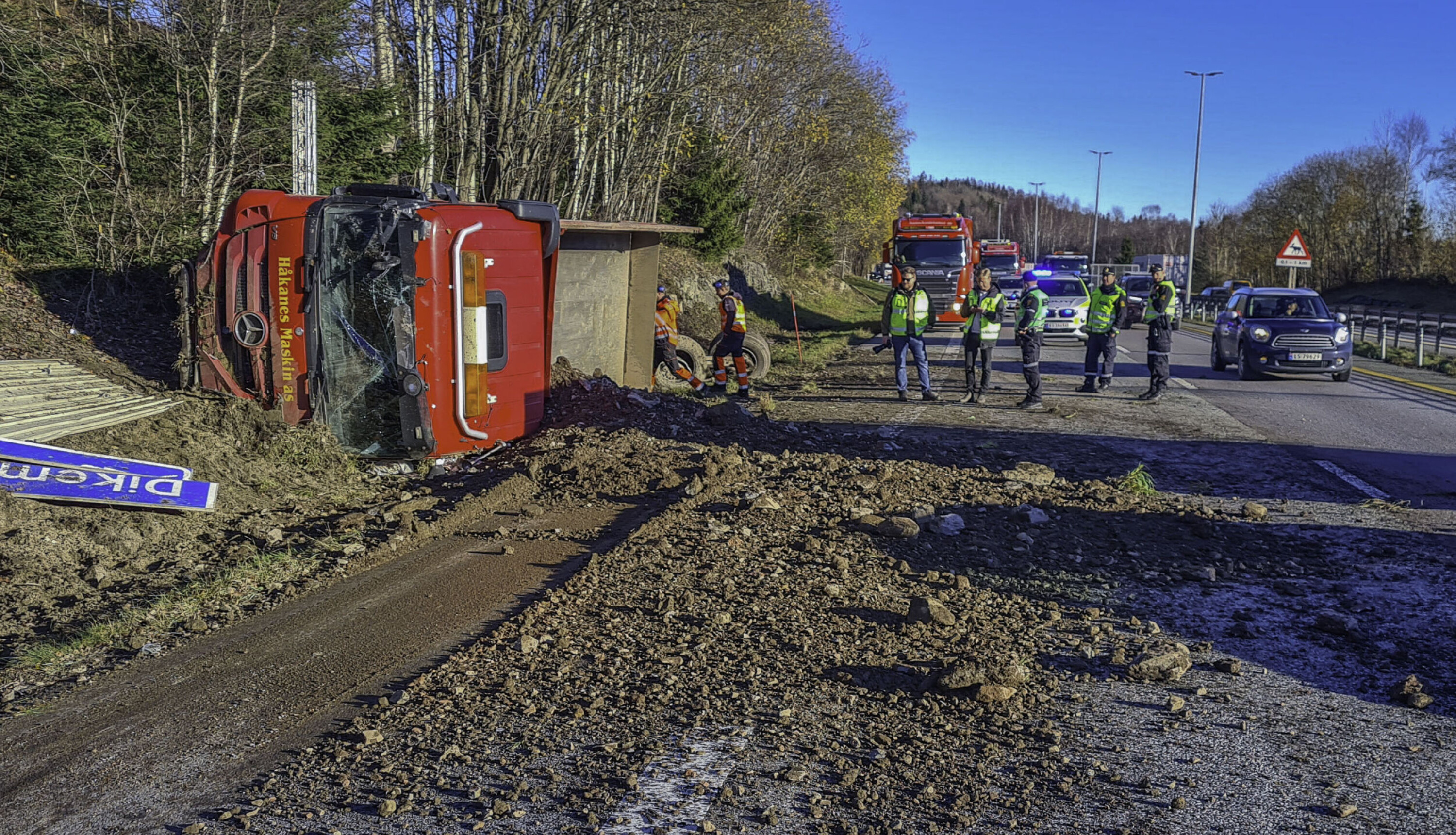 Lastebil veltet på E18