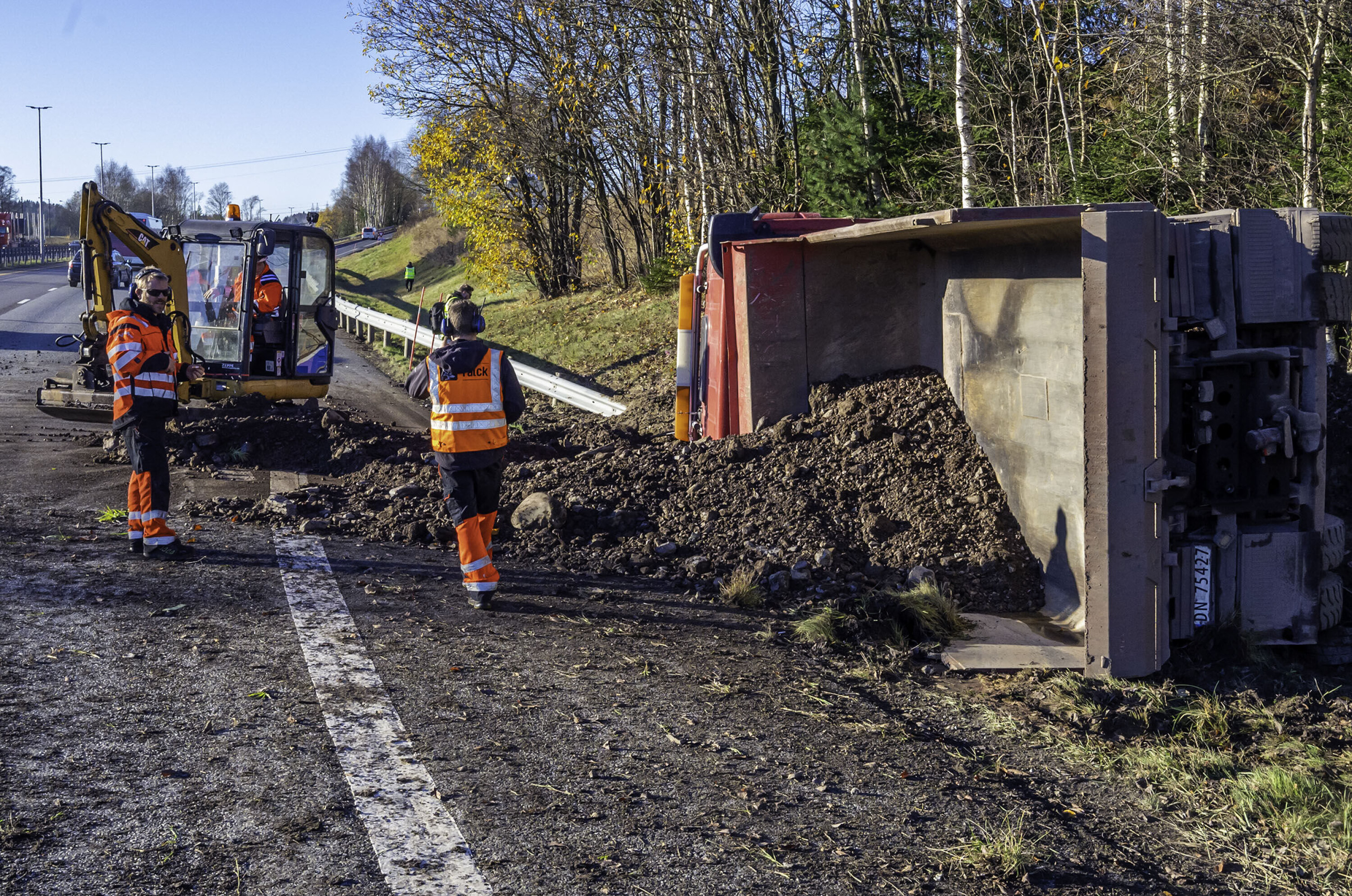 Lastebil veltet på E18