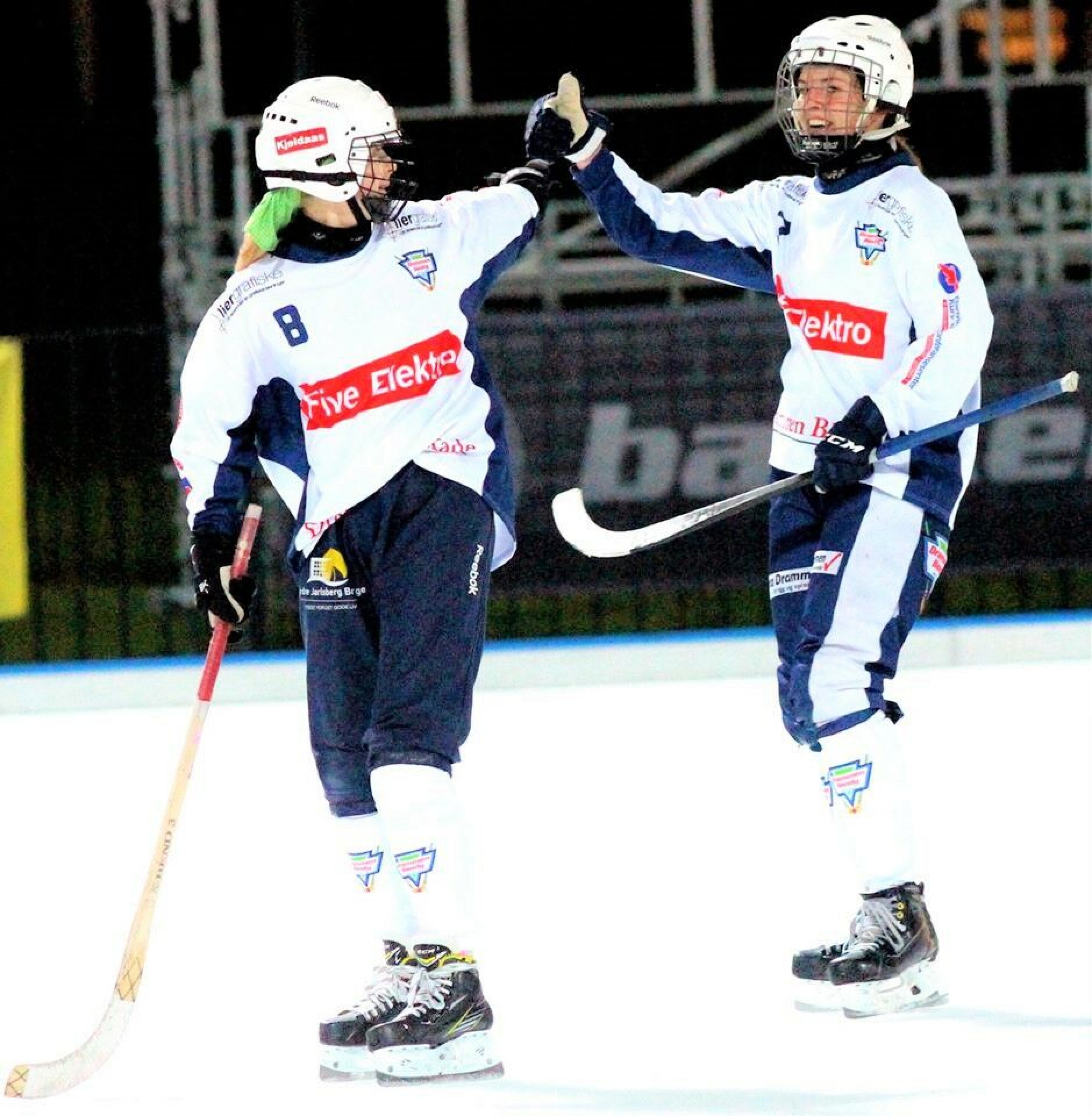 SLUTTSPILL: Drammen Bandys damelag sikter mot sluttspill denne sesongen. Blir det mer jubel for Mathilde Bakke (f.v.) og Lene Aamodt under seriestarten 16. november?